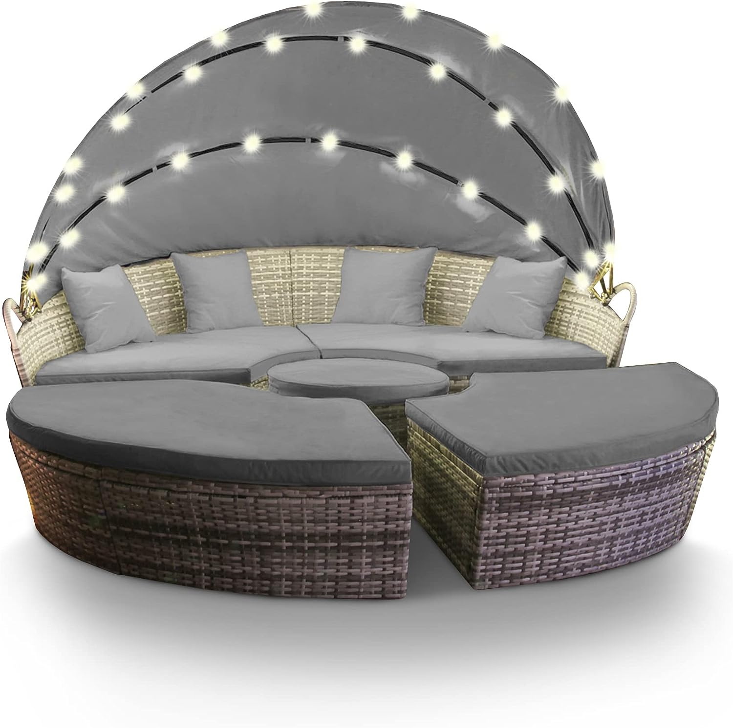 Lounge-Set im Freien mit Baldachin. Enthält ein Sofa und zwei gebogene Ottomanen. Lichterkette am Baldachin.
