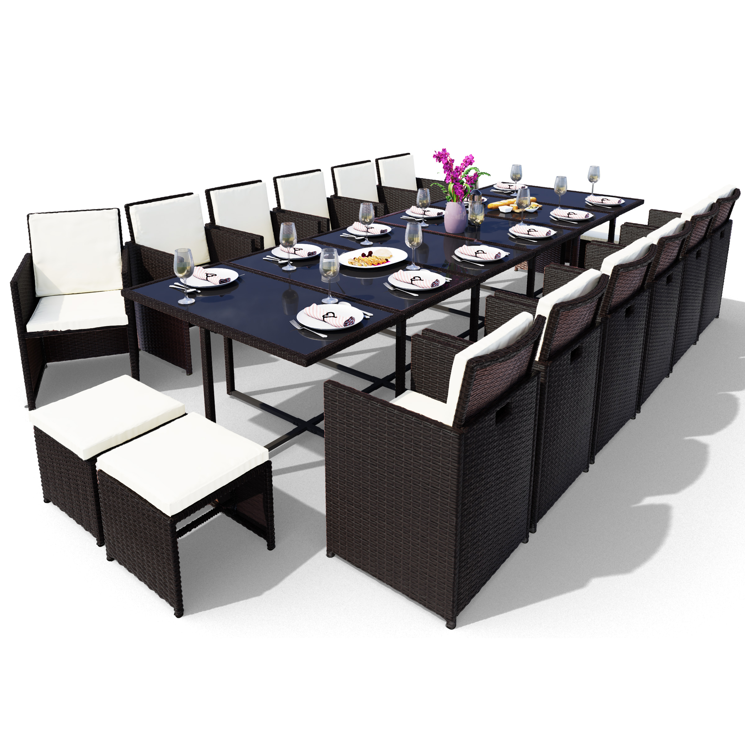 Essgruppe im Freien mit Tisch, Stühlen und Fußstützen. Tisch für eine Mahlzeit gedeckt.