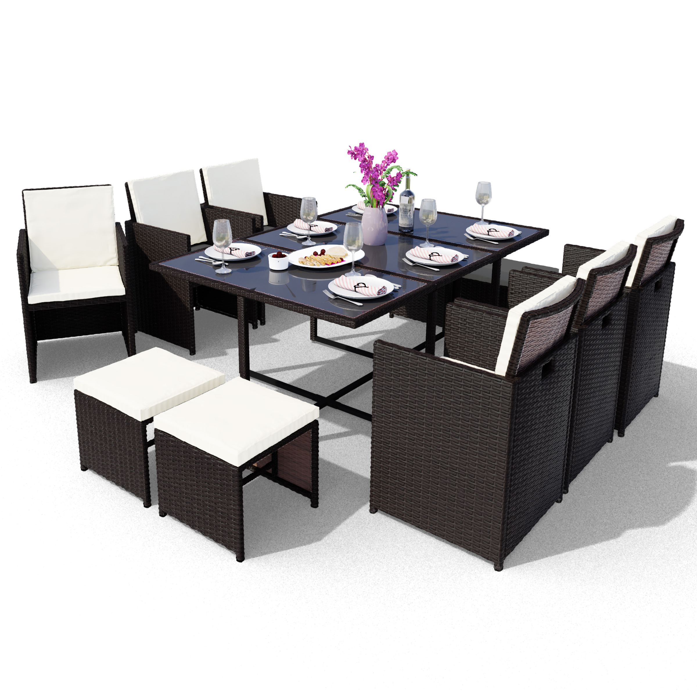 Ein Set aus Gartenmöbeln. Es umfasst einen Tisch, Stühle und Hocker. Die Möbel sind dunkelbraun mit weißen Kissen.
