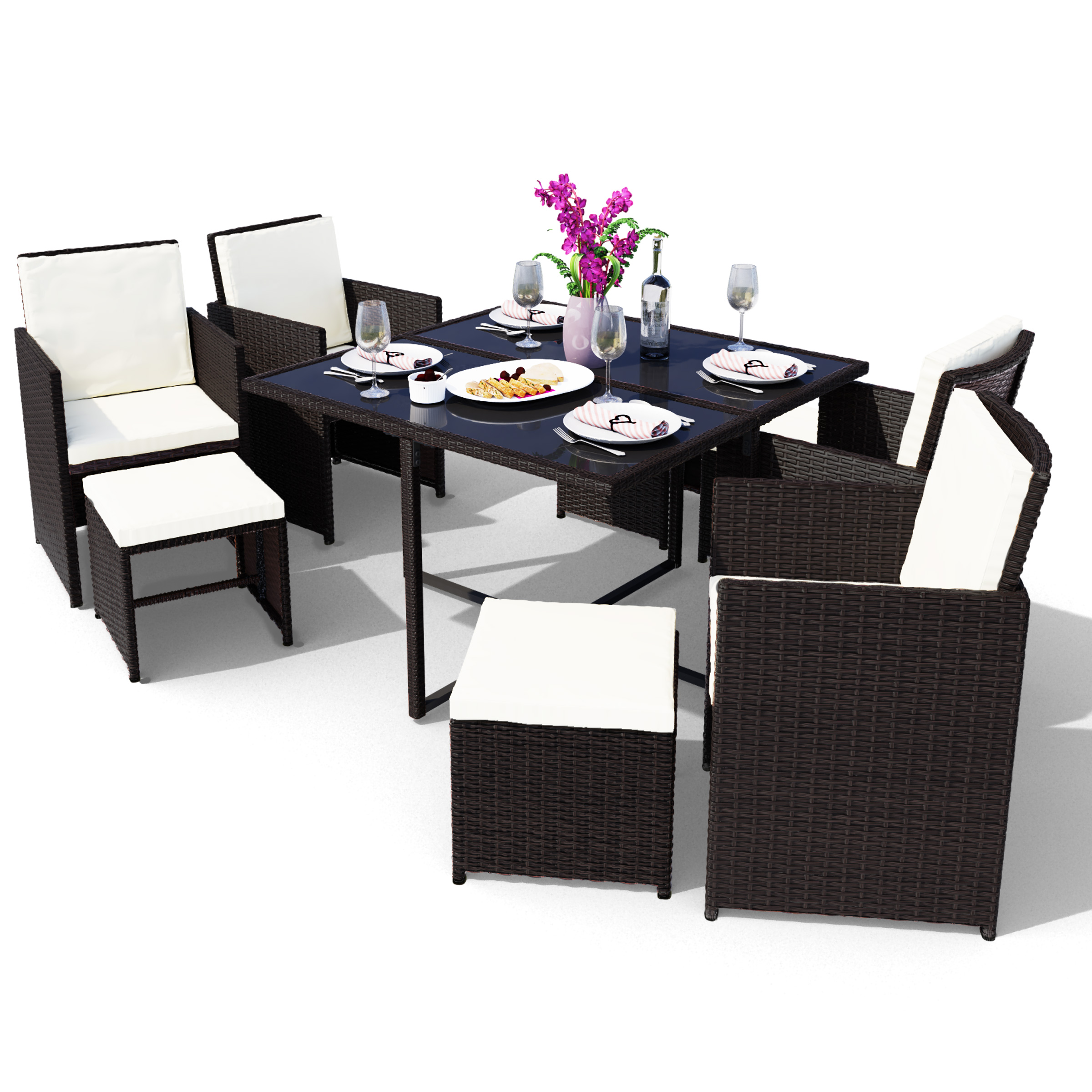 Ein Set von Gartenmöbeln mit Tisch, Stühlen und Kissen. Weißer Hintergrund.