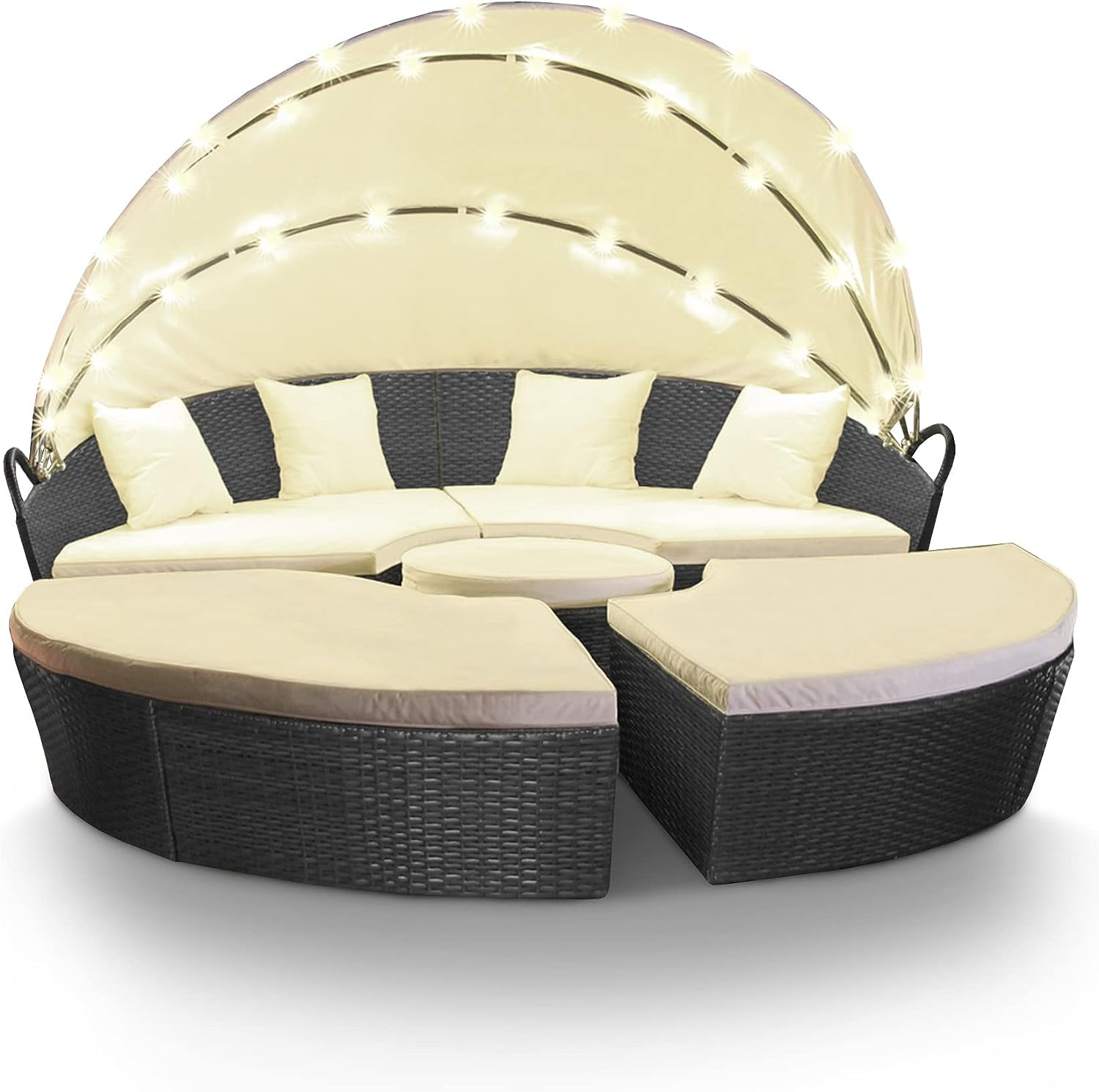 Terrassenset im Freien mit geschwungenem Sofa, zwei Halbmondstühlen und einem runden Tisch unter einem Baldachin mit Lichtern.