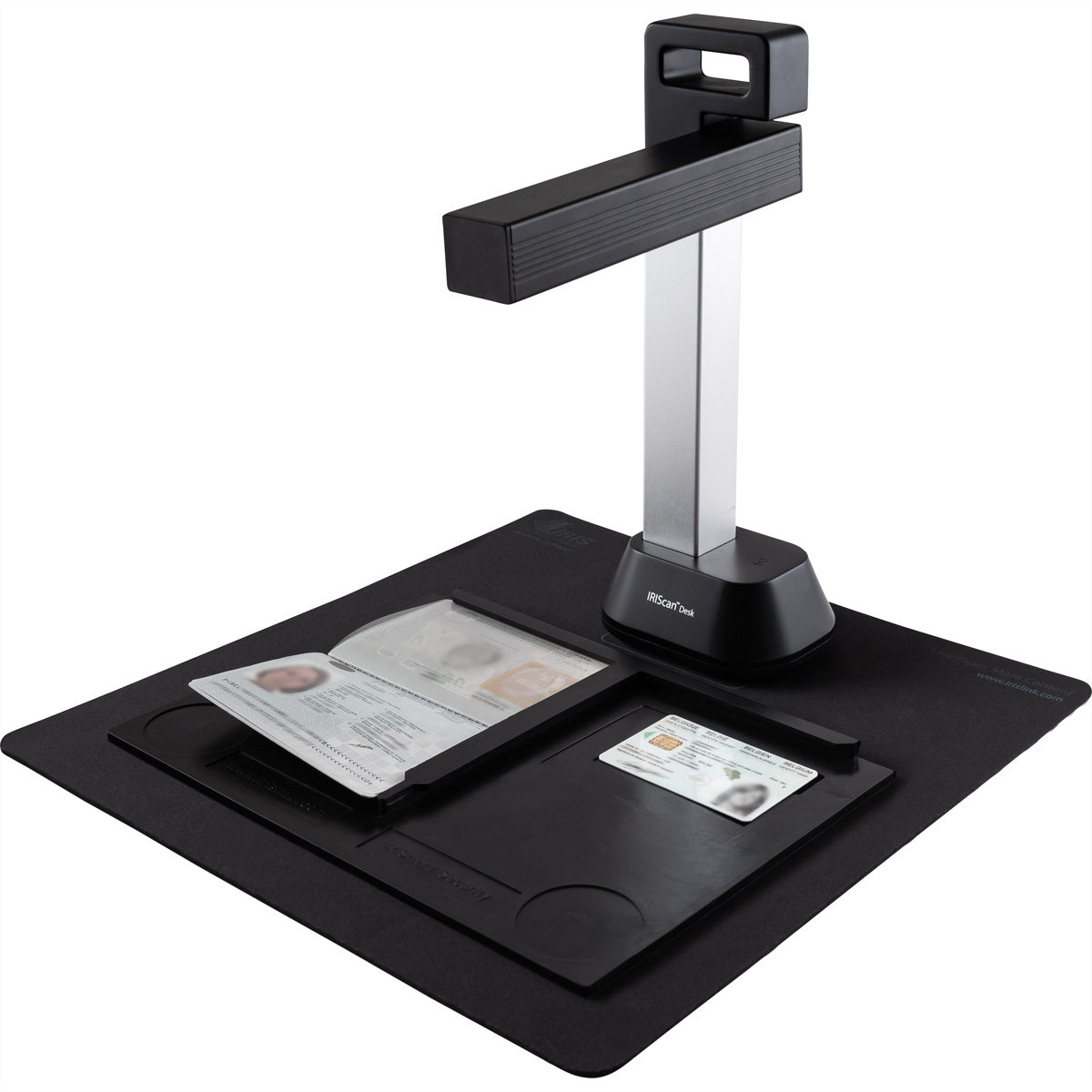 Scanner per documenti nero con passaporto e carta d'identità su tappetino nero. Braccio dello scanner argentato esteso.