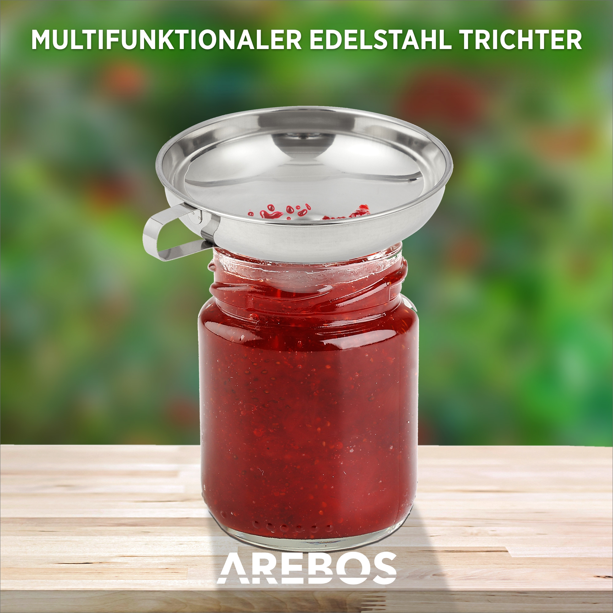 Trichter aus Edelstahl auf einem Glas, gefüllt mit roter Marmelade, auf Holzoberfläche.