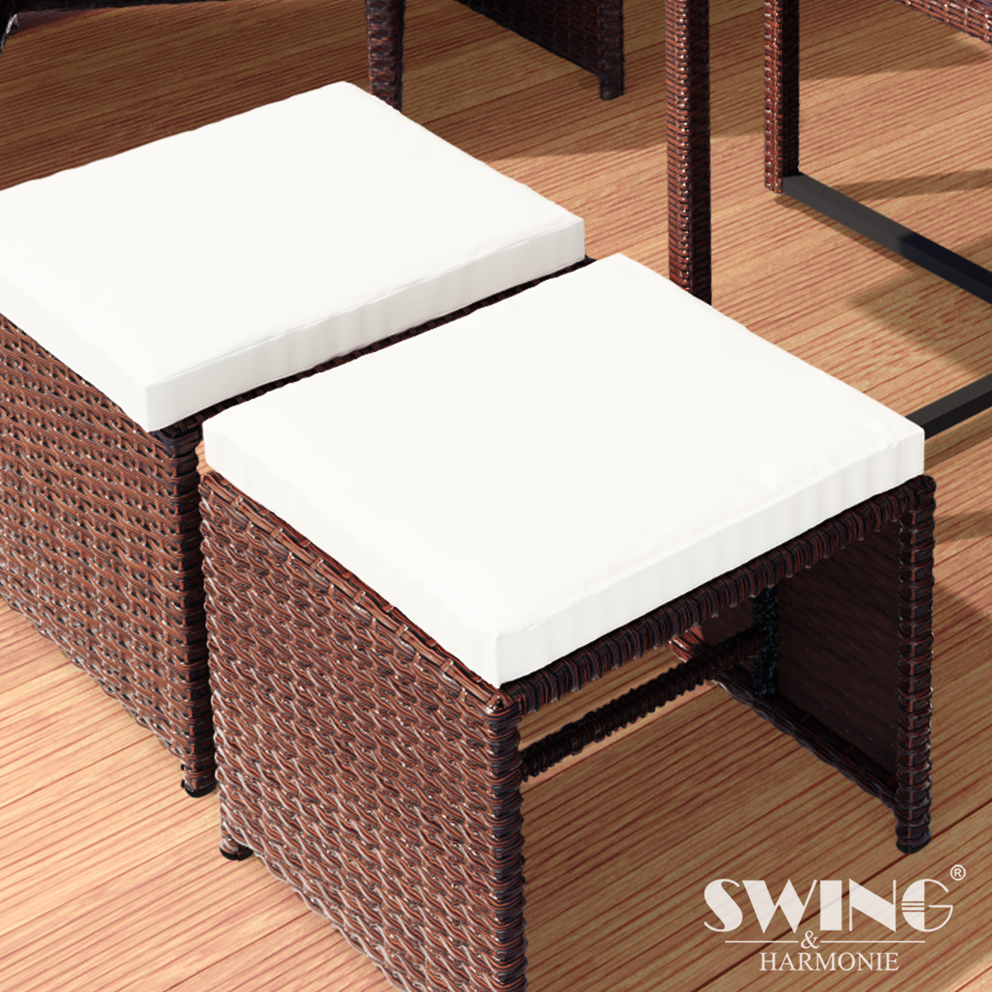 Zwei braune Korbstühle mit weißen Kissen auf einem Holzdeck. Das Logo von Swing & Harmonie ist sichtbar.