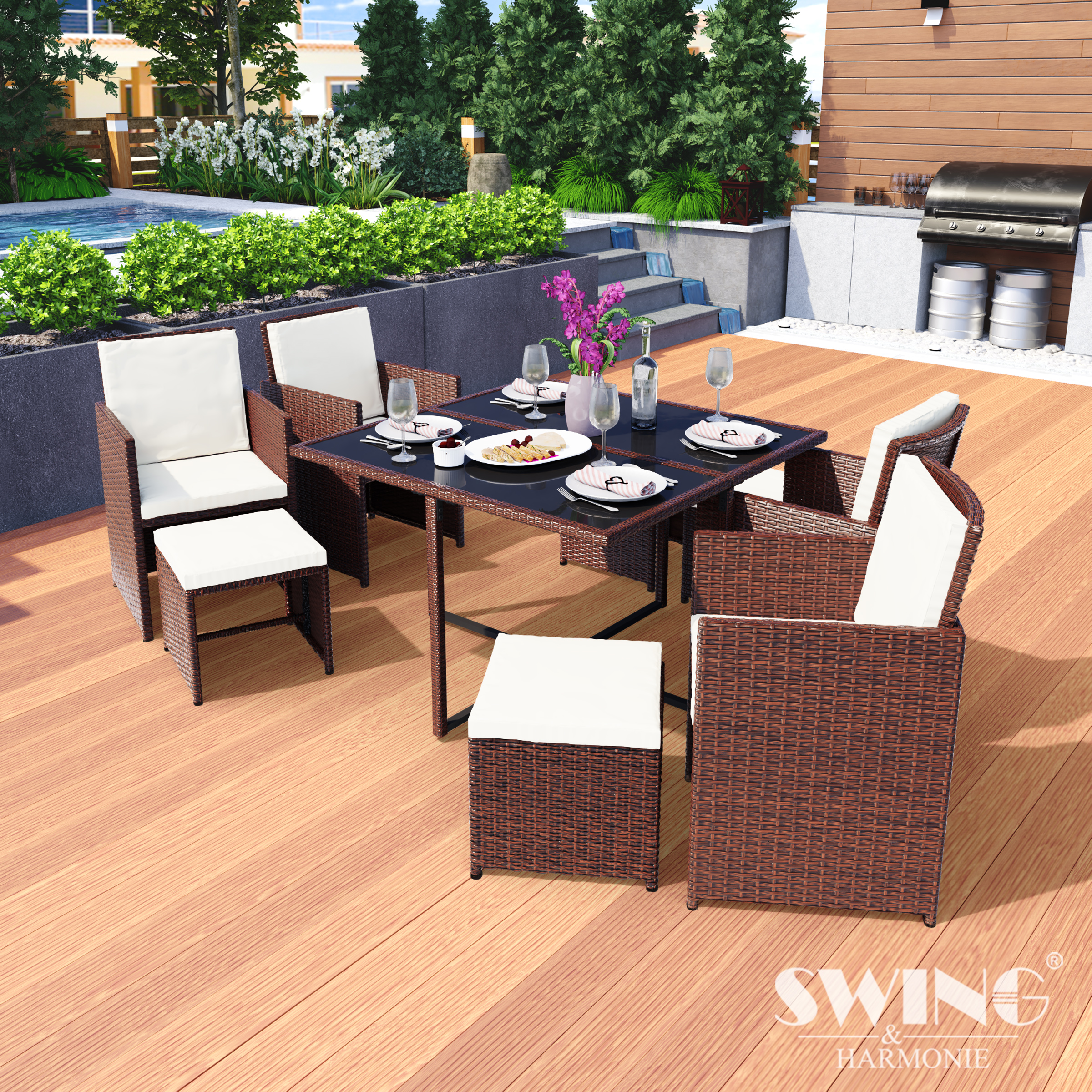 Essgruppe im Freien auf einer Holzterrasse mit Tisch, Stühlen und Blumen.