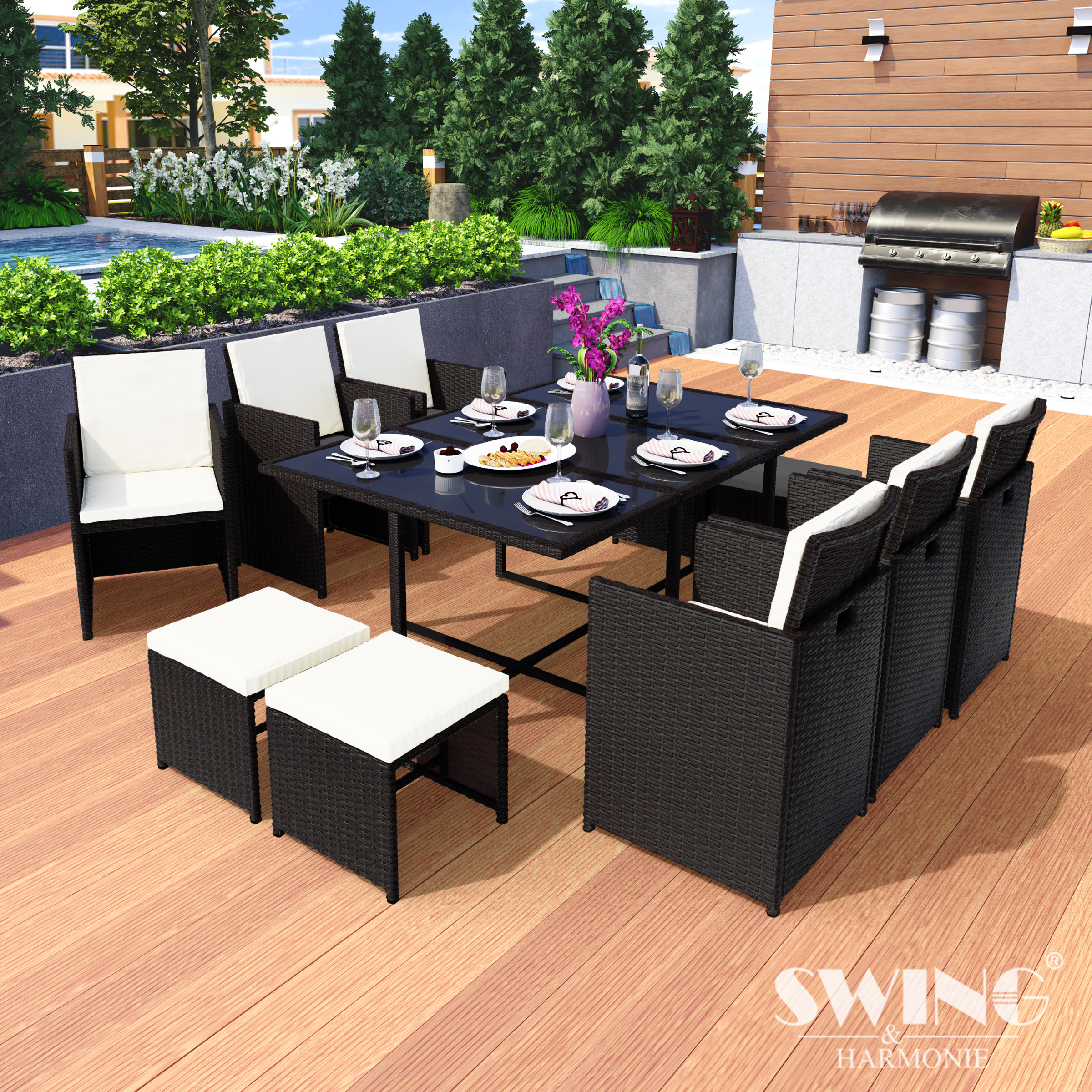 Essgruppe im Freien mit schwarzem Tisch, Stühlen und Kissen auf Holzterrasse.