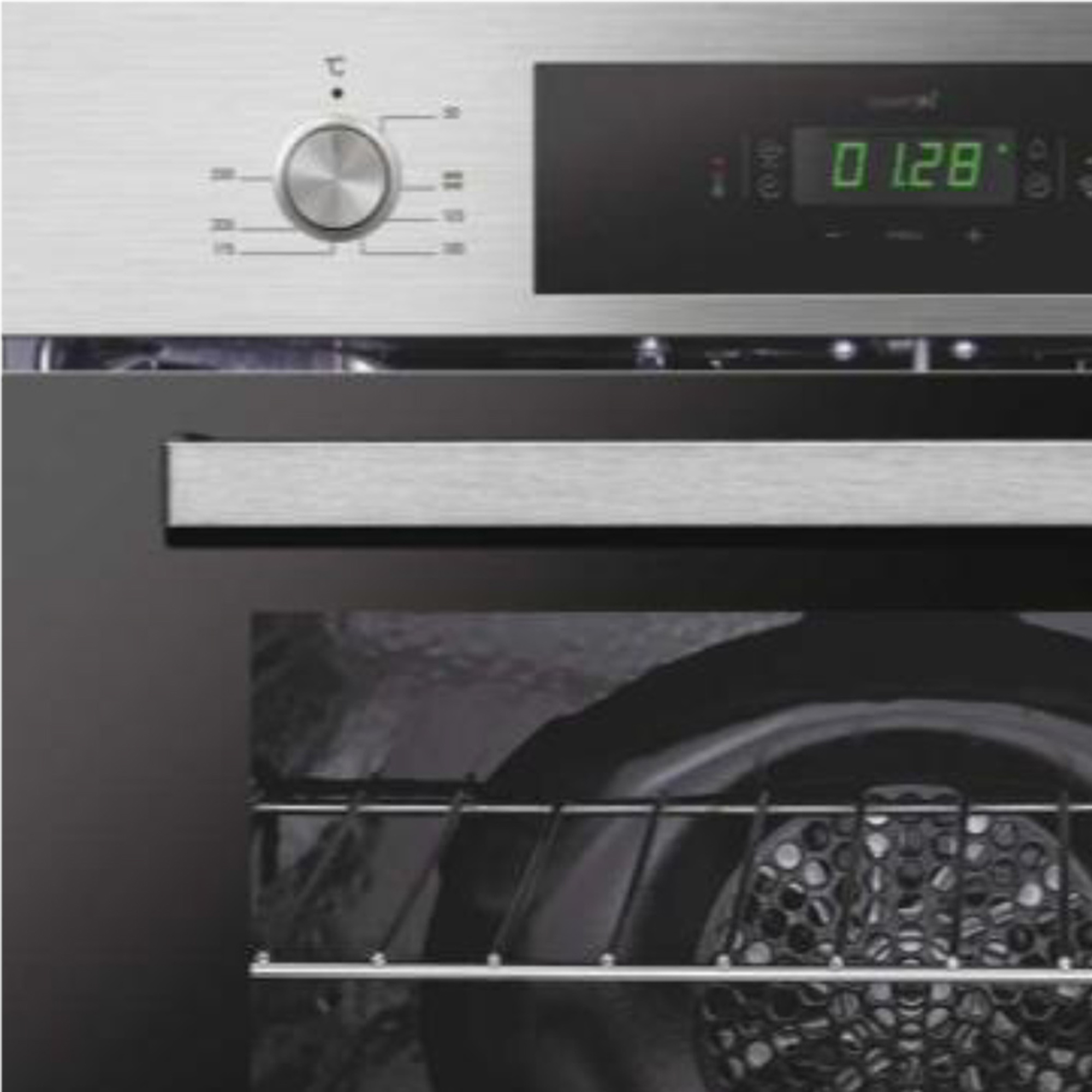 Primer plano del panel de control y el interior de un horno, mostrando un dial y una pantalla digital.