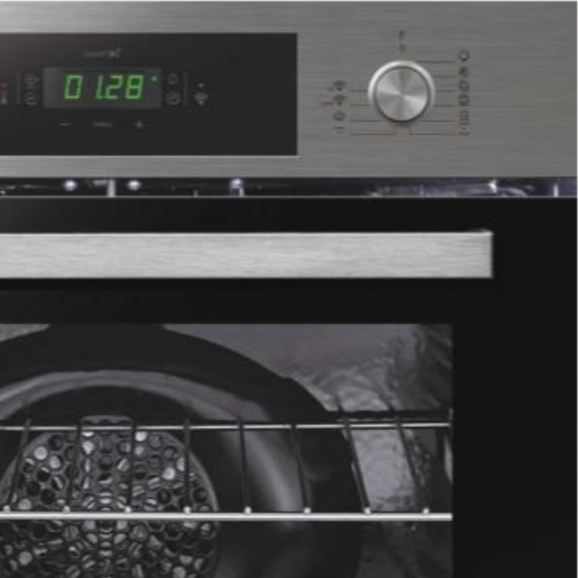 Primer plano de horno con pantalla digital y mando, interior negro.