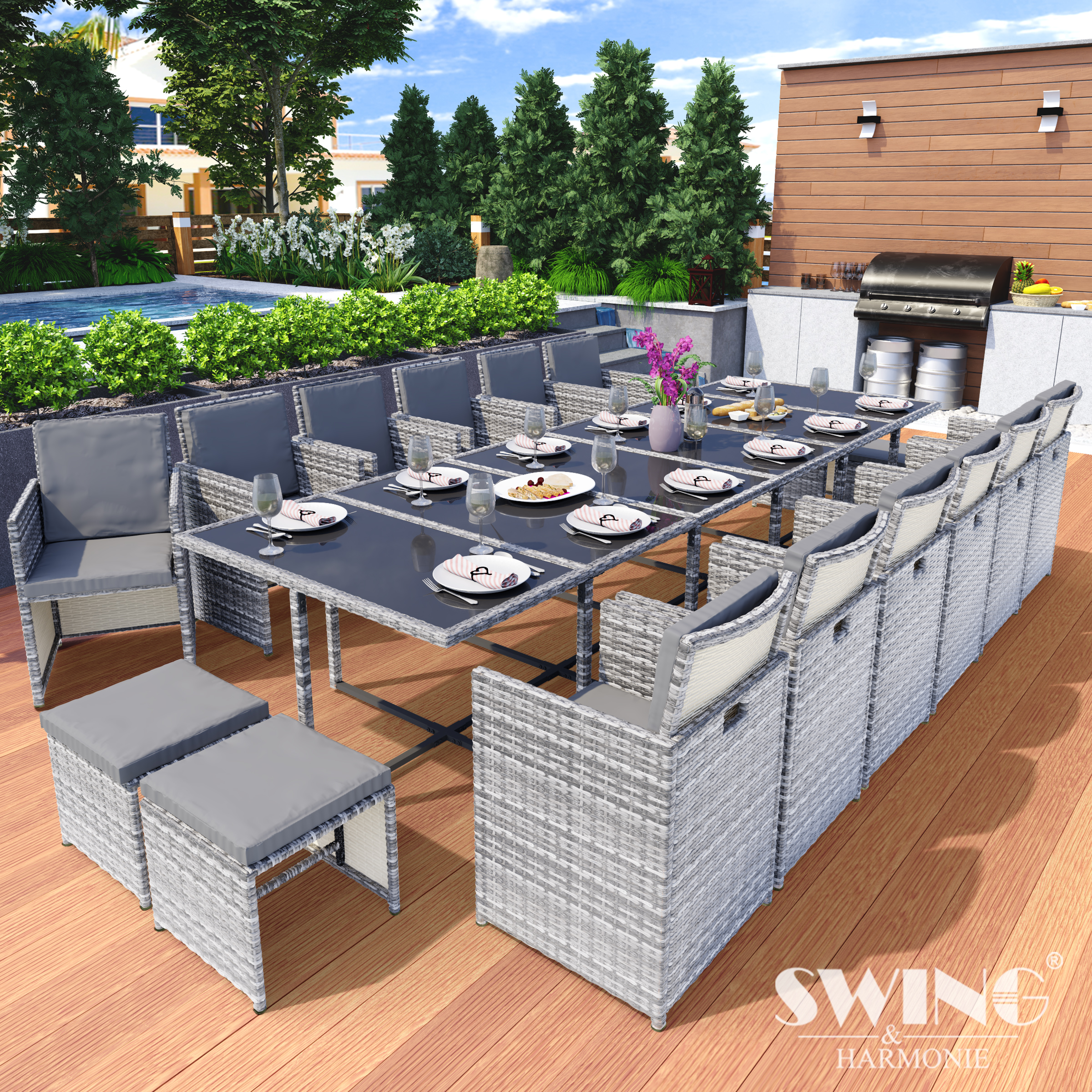 Essgruppe im Freien mit großem Tisch und Stühlen. Die Umgebung umfasst Bäume, Pool und Grill.