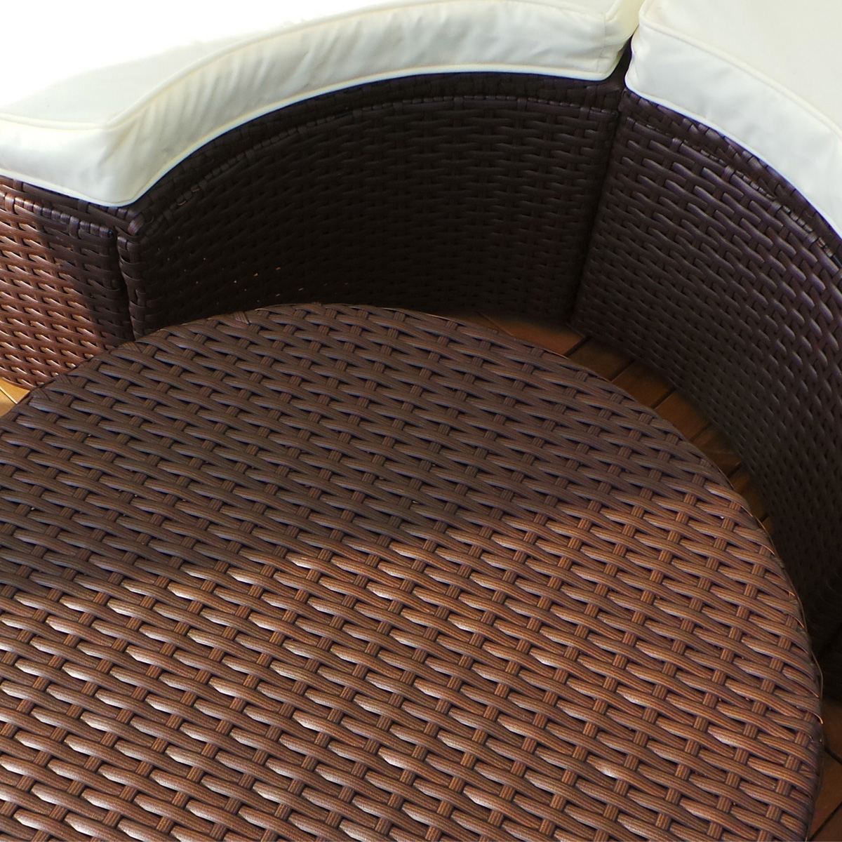 Runder Tisch und Sofa aus Korbgeflecht in Braun.