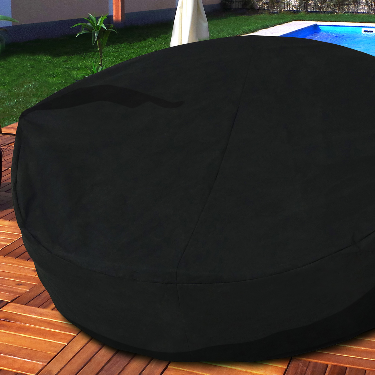 Ein schwarzer Sitzsack auf einem Holzdeck. Ein Pool und ein weißer Sonnenschirm sind im Hintergrund sichtbar.
