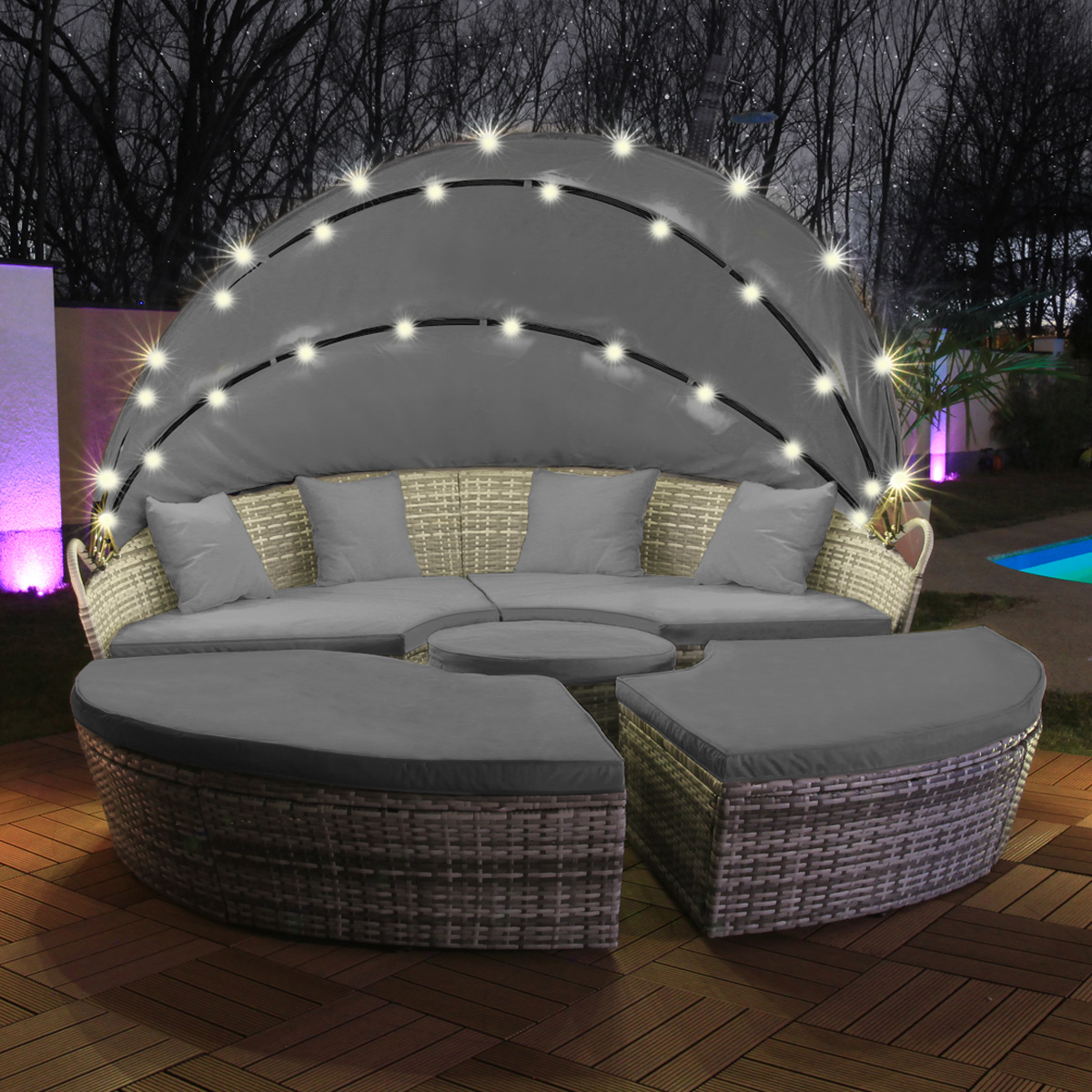 Outdoor-Sitzgruppe mit rundem Baldachin. Es umfasst eine Couch, Hocker und einen Tisch.