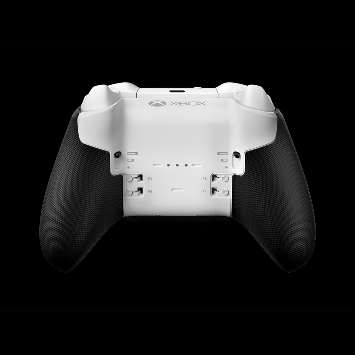 Widok z tyłu białego kontrolera Xbox z czarnymi, teksturowanymi uchwytami i przyciskami.