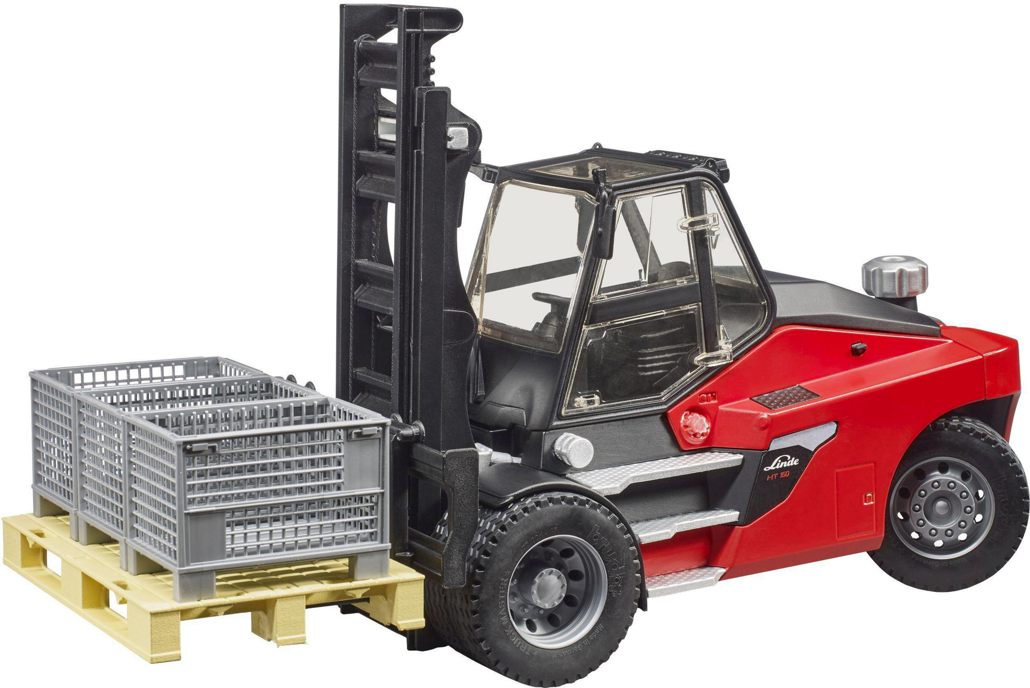 Czerwony wózek widłowy z dwiema szarymi skrzyniami na palecie. Białe tło.