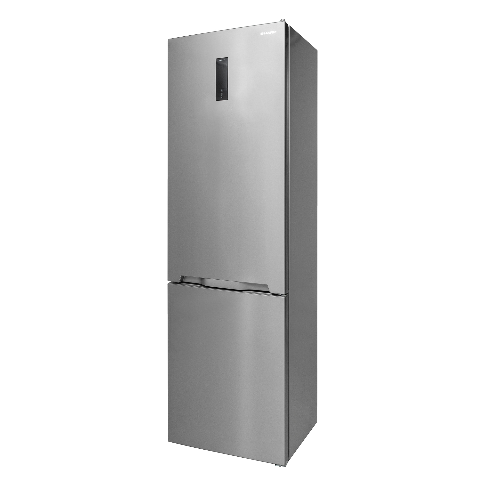 Ein silberner Zweitüriger Kühlschrank mit der Marke Sharp oben. Der Kühlschrank steht vor weißem Hintergrund.