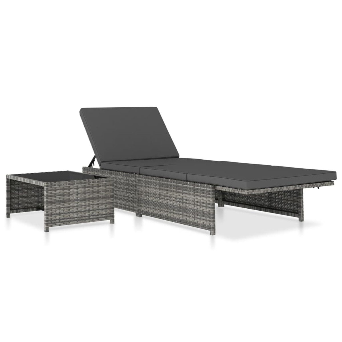 Geflochtenes Outdoor-Set mit Chaiselongue und Beistelltisch. Dunkelgraue Kissen, weißer Hintergrund.