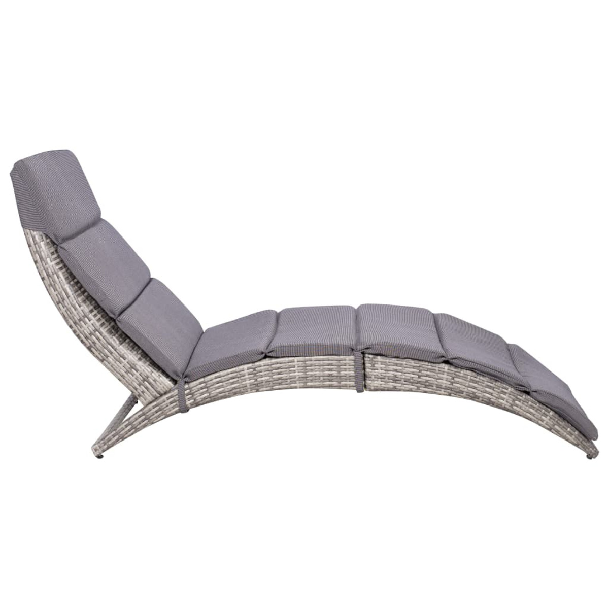 Eine graue Chaiselongue mit geschwungenem Design und einem grau gepolsterten Kissen. Weißer Hintergrund.