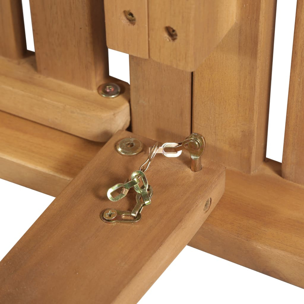 Holzbankdetail, das das Scharnier und die Kette zeigt.