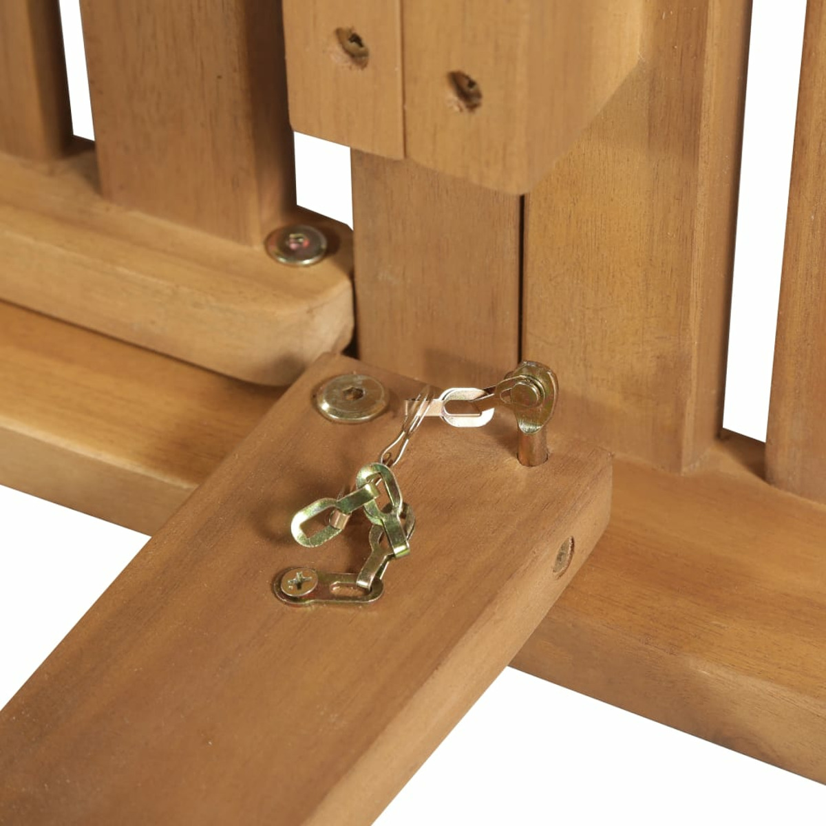 Nahaufnahme einer Holzstuhlverbindung mit Metallkette und Bolzen.