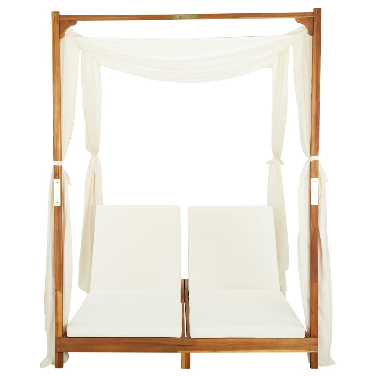 Ein Tagesbett mit Baldachin aus Holz mit weißen Vorhängen und Kissen, vor weißem Hintergrund.