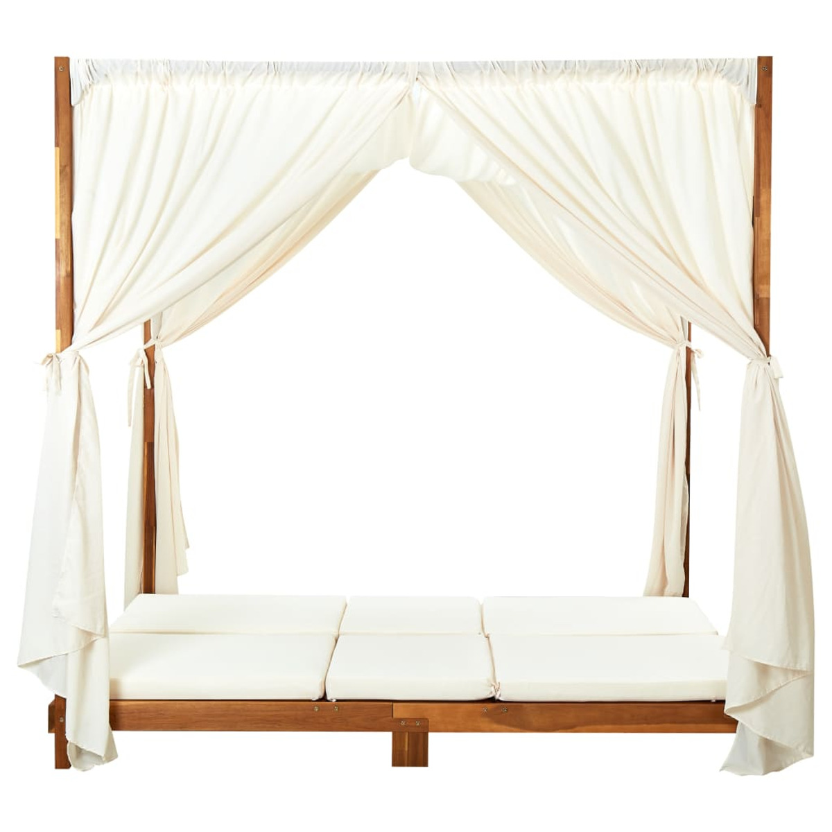Holz-Himmelbett mit elfenbeinfarbenen Vorhängen und Kissen. Der Rahmen ist braun.