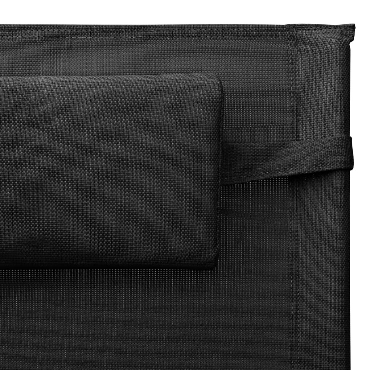 Nahaufnahme eines schwarzen Mesh-Stuhls mit Kopfstütze und Riemen.
