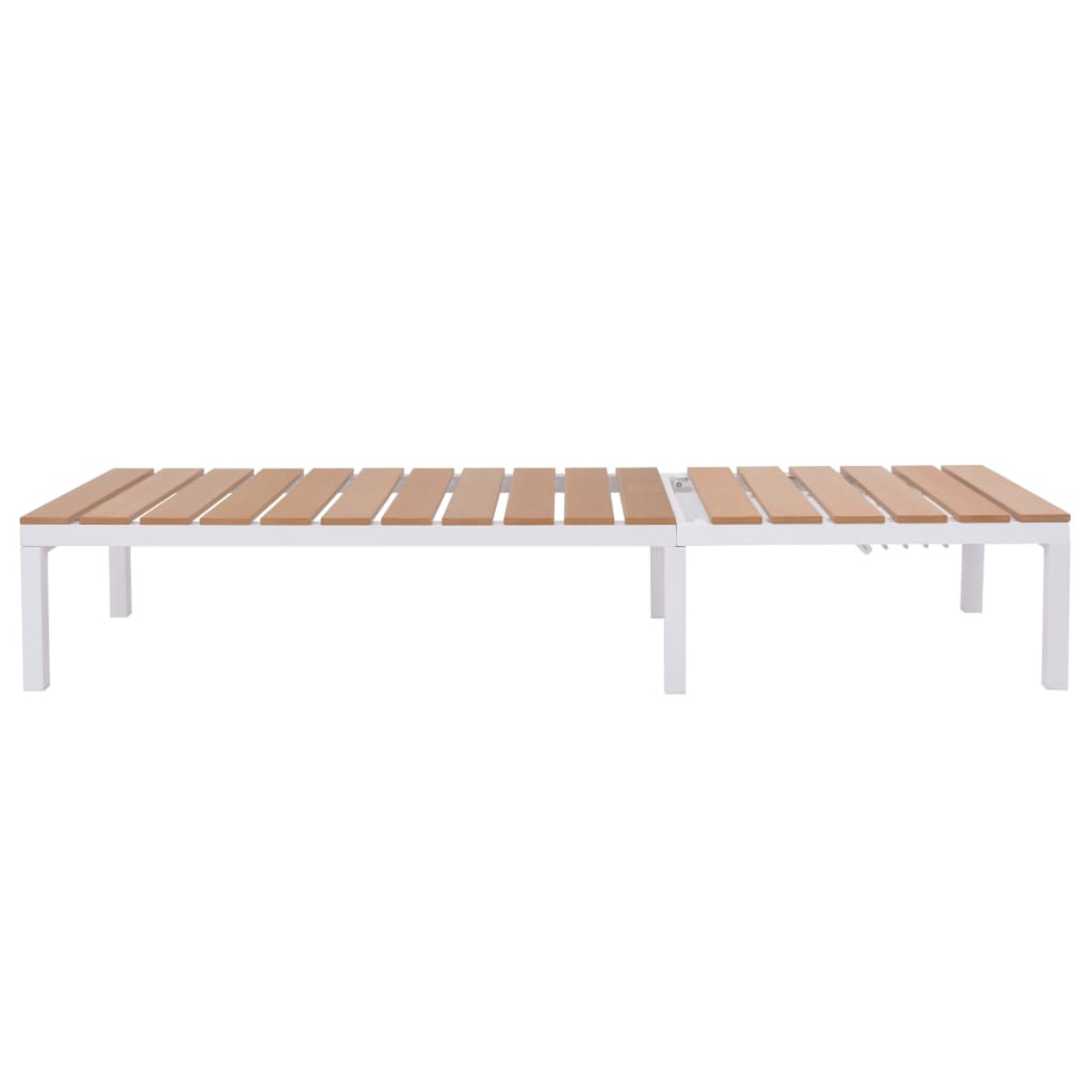 Sonnenliege aus Holz und Weiß. Das Bett besteht aus Holzlatten.