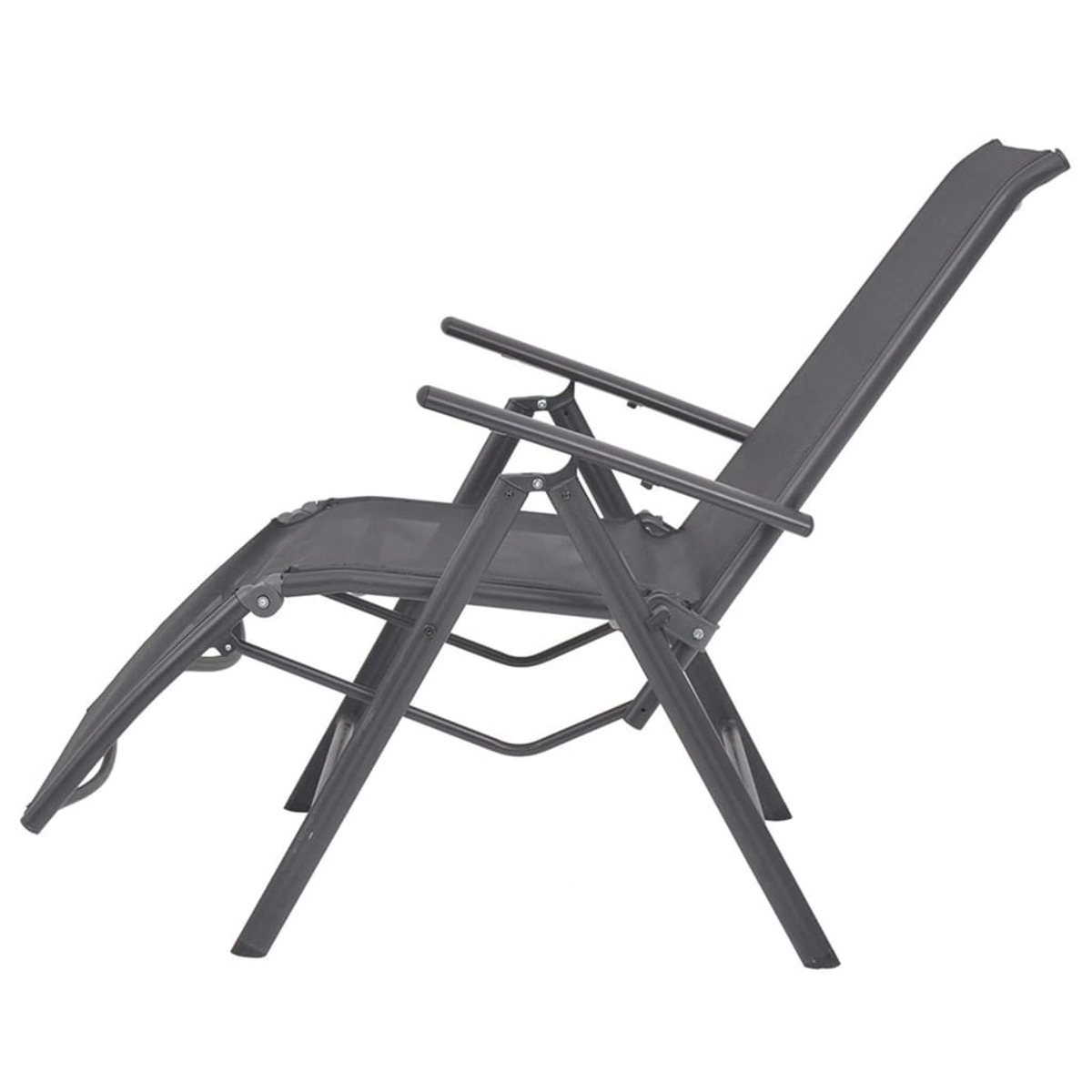 Ein grauer, verstellbarer Outdoor-Stuhl mit schwarzem Rahmen, Seitenprofil.