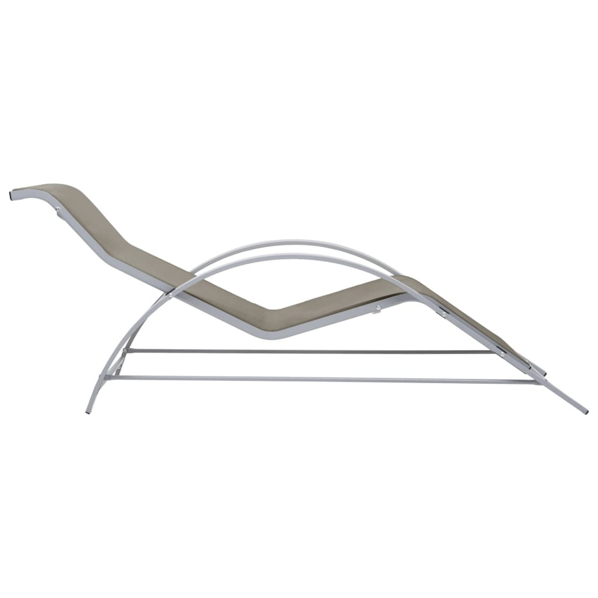 Eine Chaiselongue mit gebogenem Rahmen und Stoffbezug. Weißer Rahmen, grauer Stoff. Weißer Hintergrund.