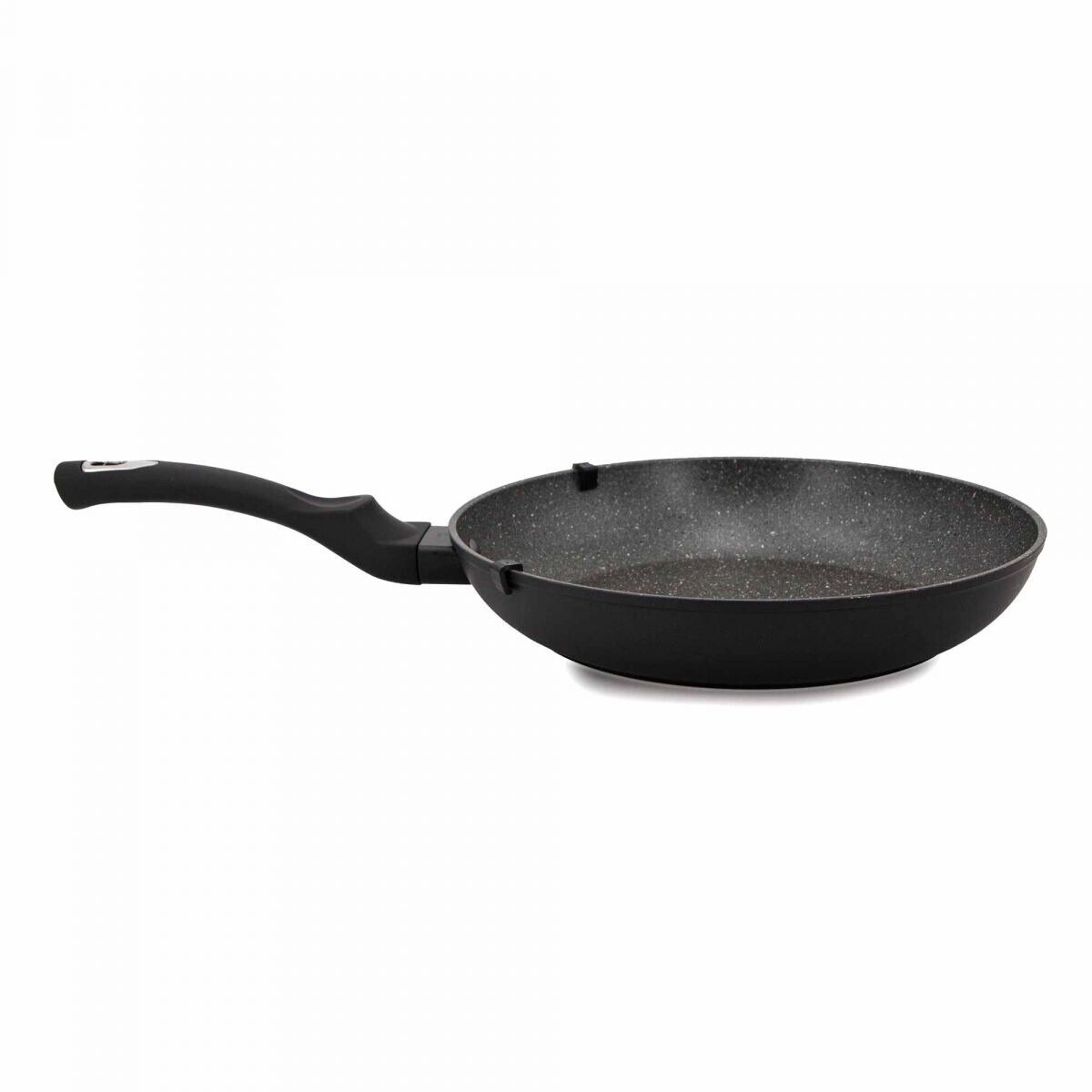 Schwarze Bratpfanne mit langem schwarzem Griff, isoliert auf weißem Hintergrund.