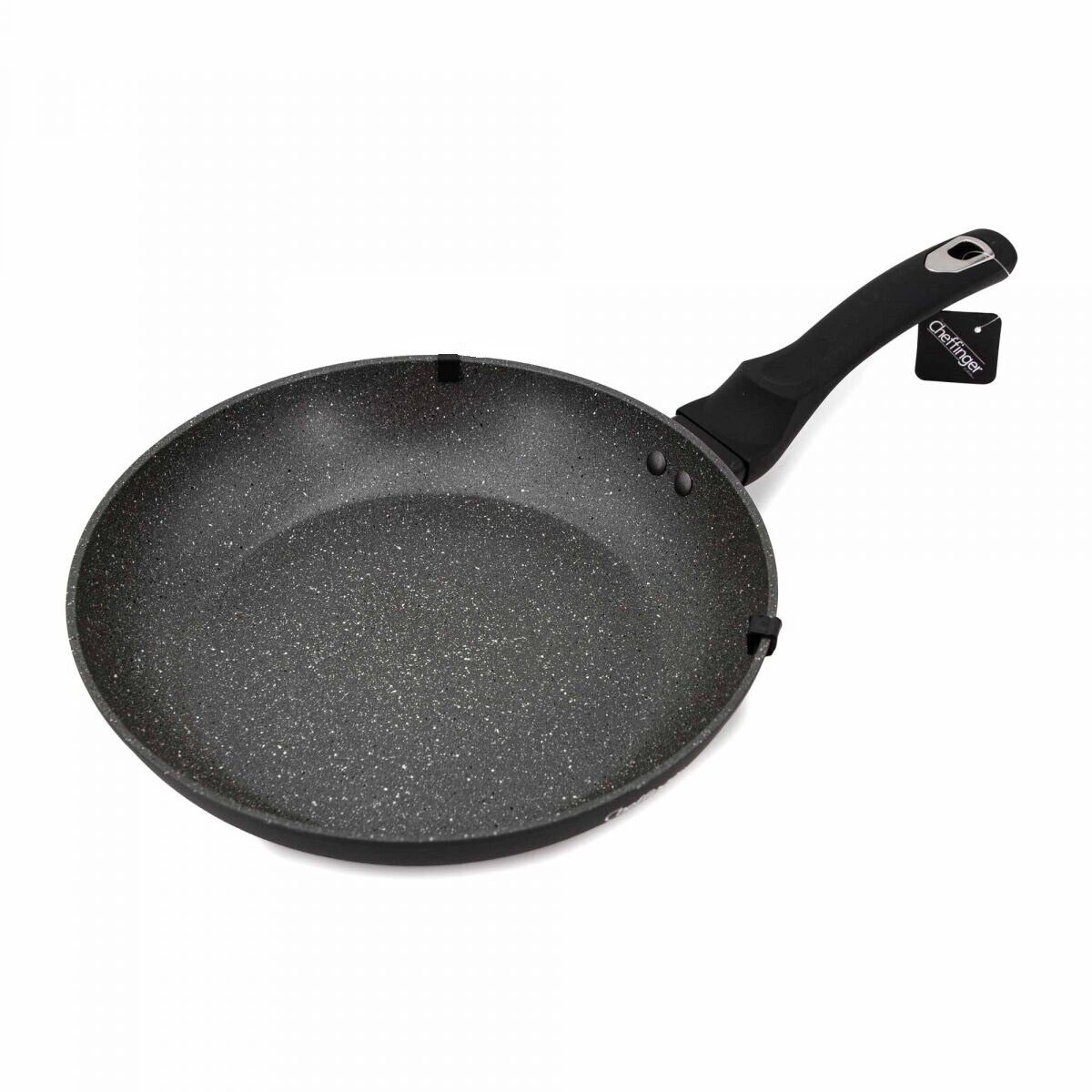 Schwarze Bratpfanne mit Granitmuster und schwarzem Griff, isoliert auf weißem Hintergrund, ChefFinger-Etikett.