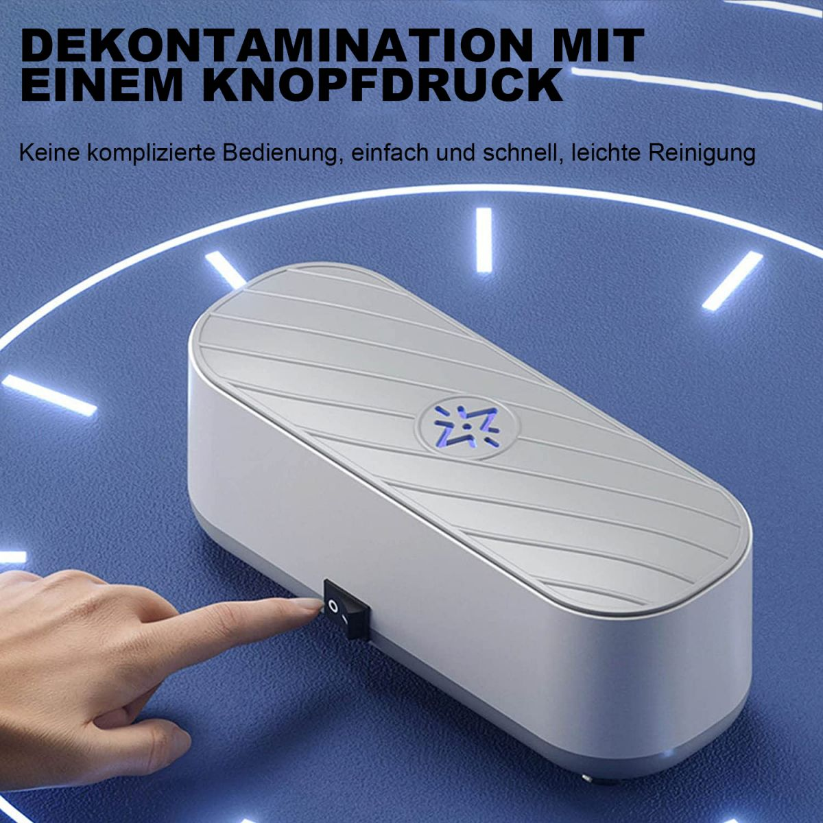 Eine Hand schaltet ein kleines, weißes, rechteckiges Reinigungsgerät ein.