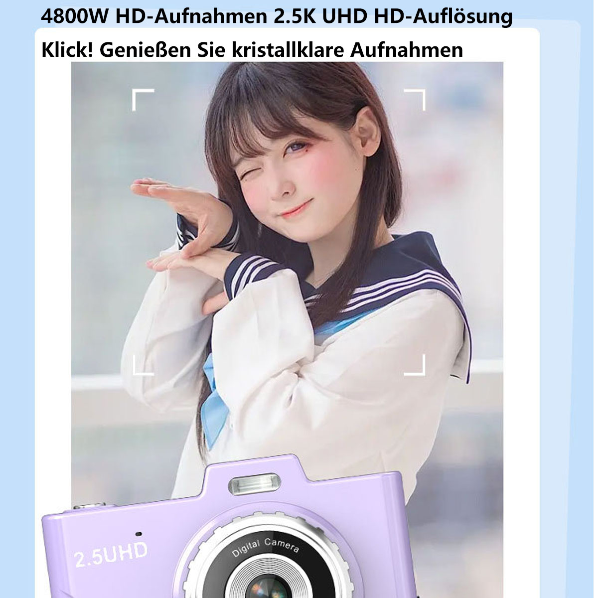 Una chica posando con una cámara digital morada. Texto en alemán encima de la cámara.