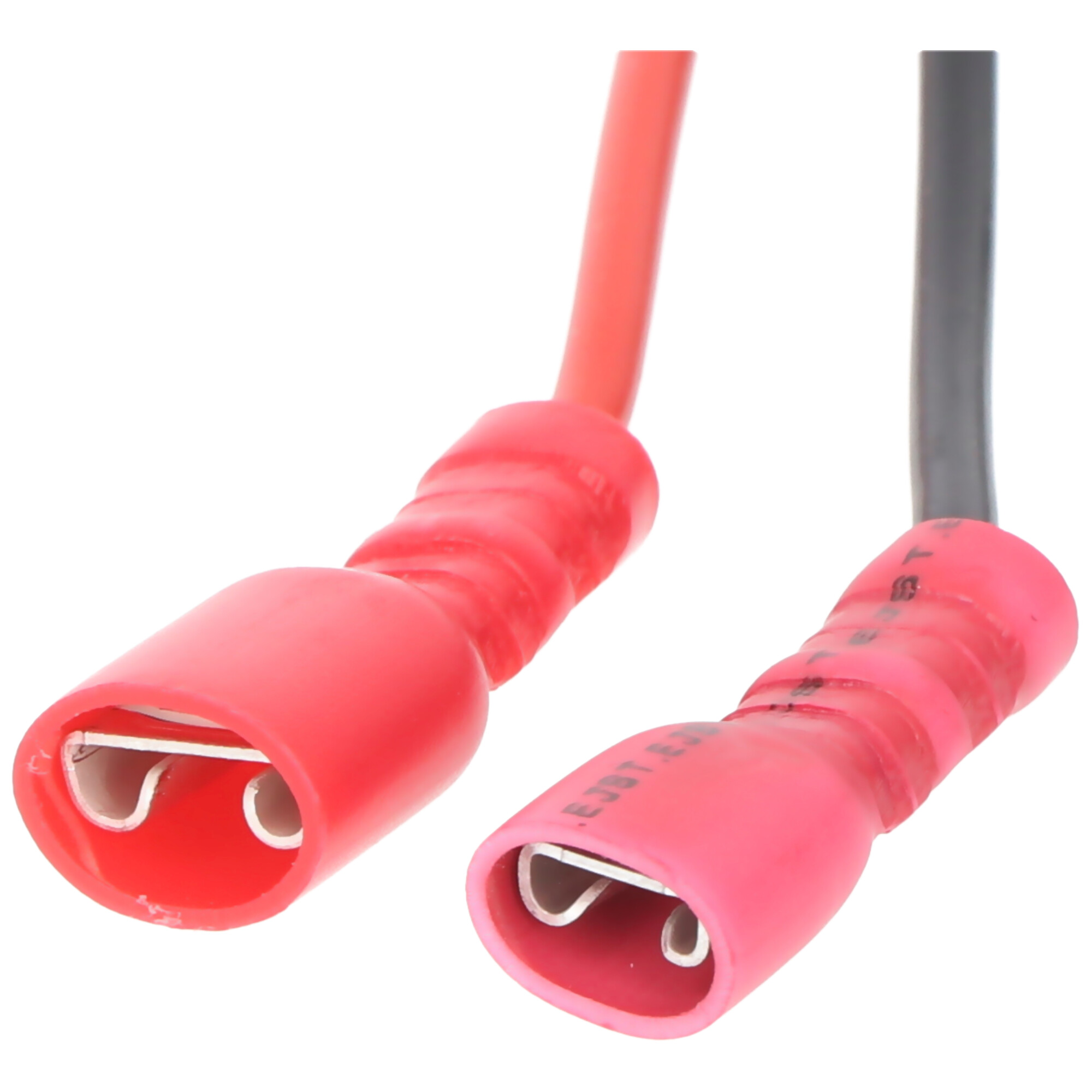 Zwei rote und rosa elektrische Steckverbinder mit Metallkontakt. Nahaufnahme, freigestellt.