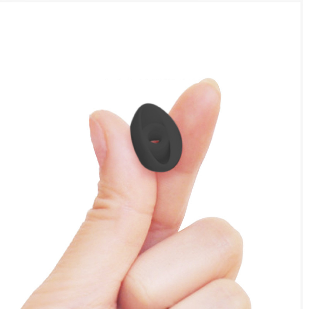 Een hand die een zwarte oortelefoon vasthoudt.