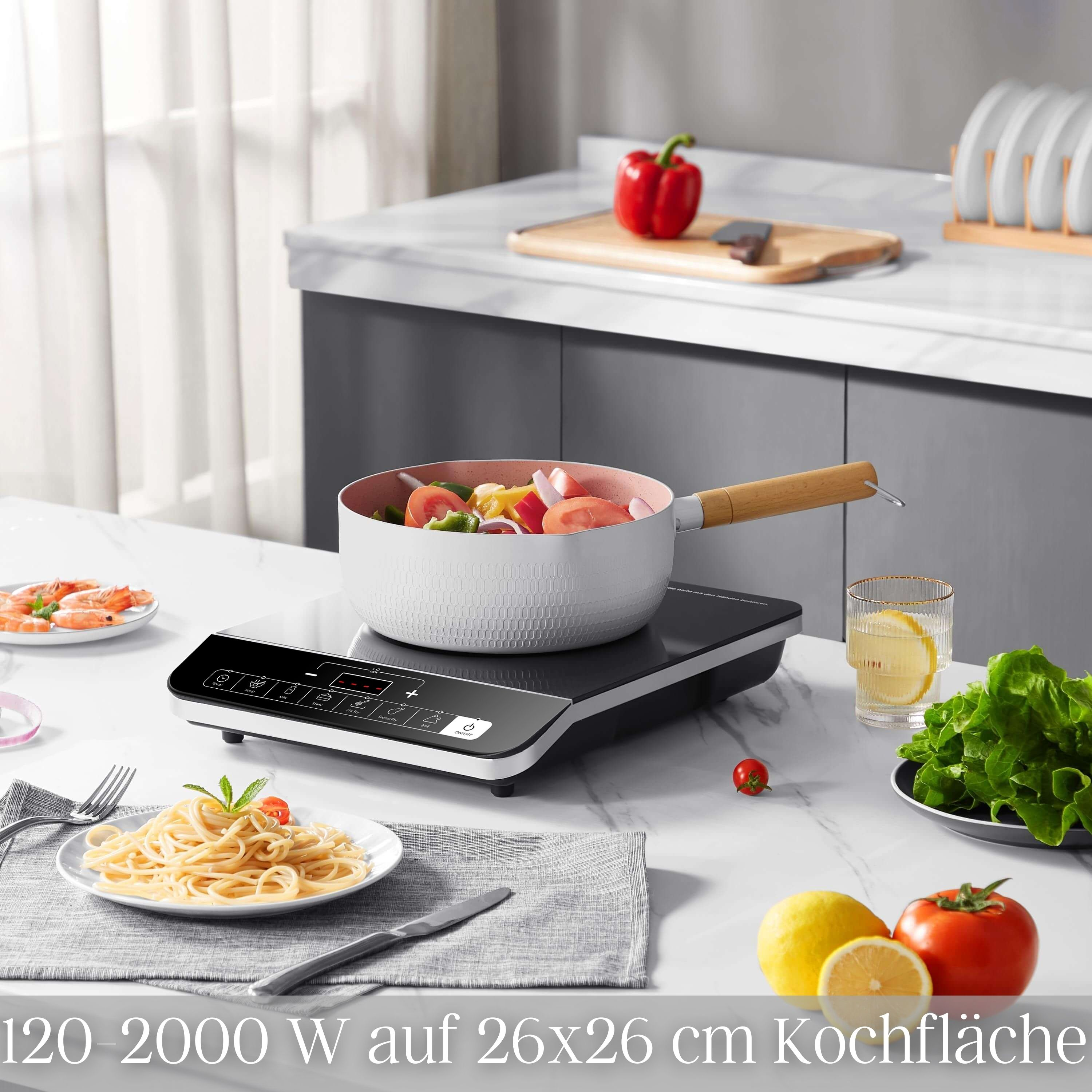 Ein modernes Induktionskochfeld mit einem weißen Topf mit Essen und anderen Gerichten auf einem Tisch.