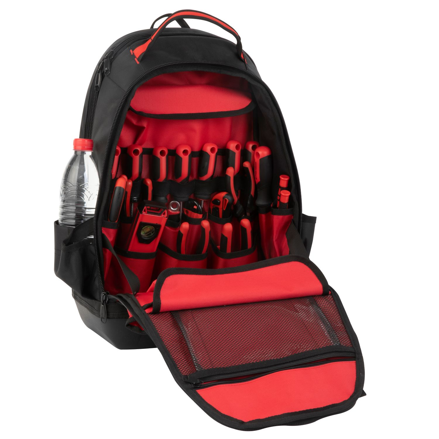 Schwarzer Rucksack mit rotem Innenraum, gefüllt mit Werkzeugen und einer Wasserflasche.