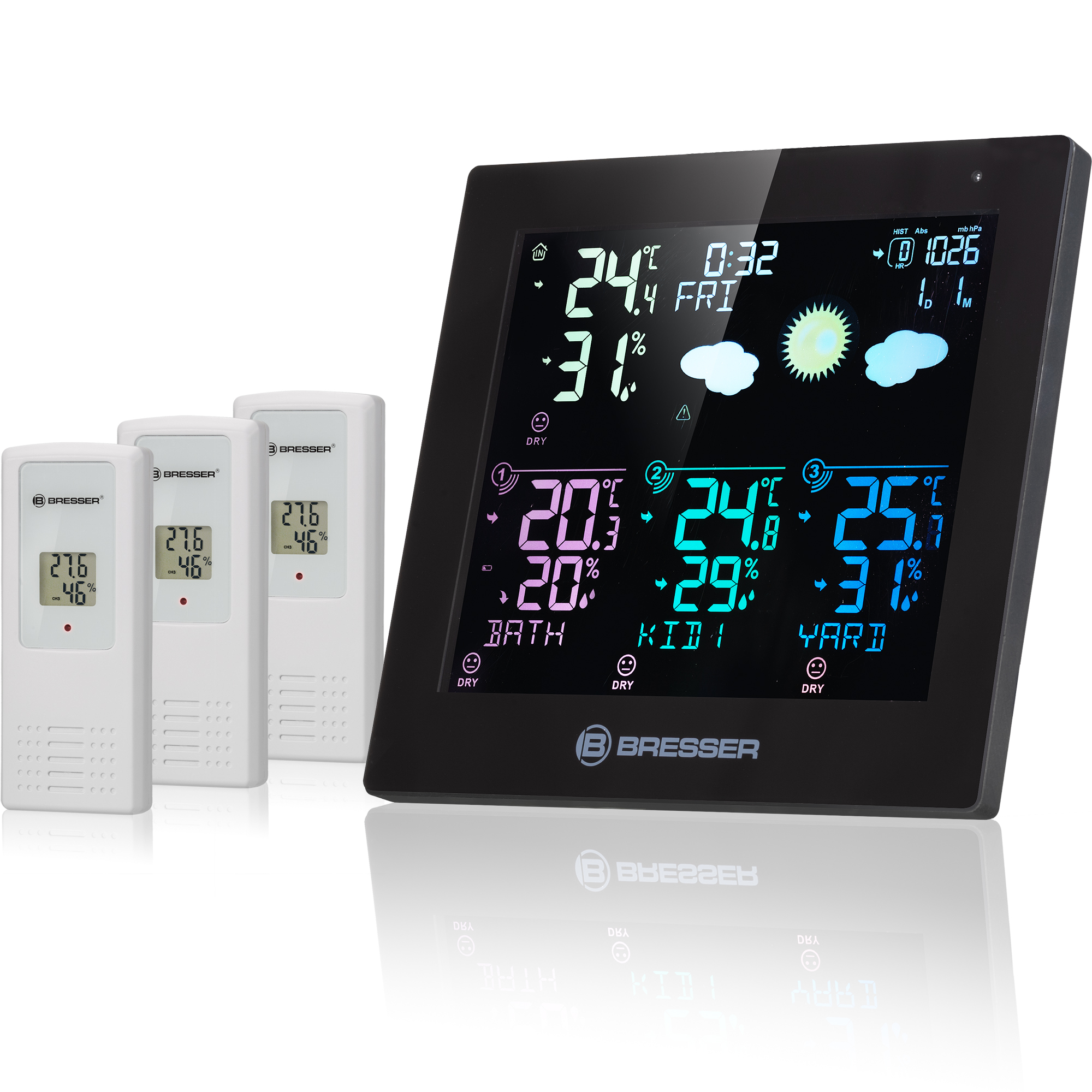 Estación meteorológica digital negra con tres sensores blancos, que muestra la temperatura y la humedad. Fondo blanco.