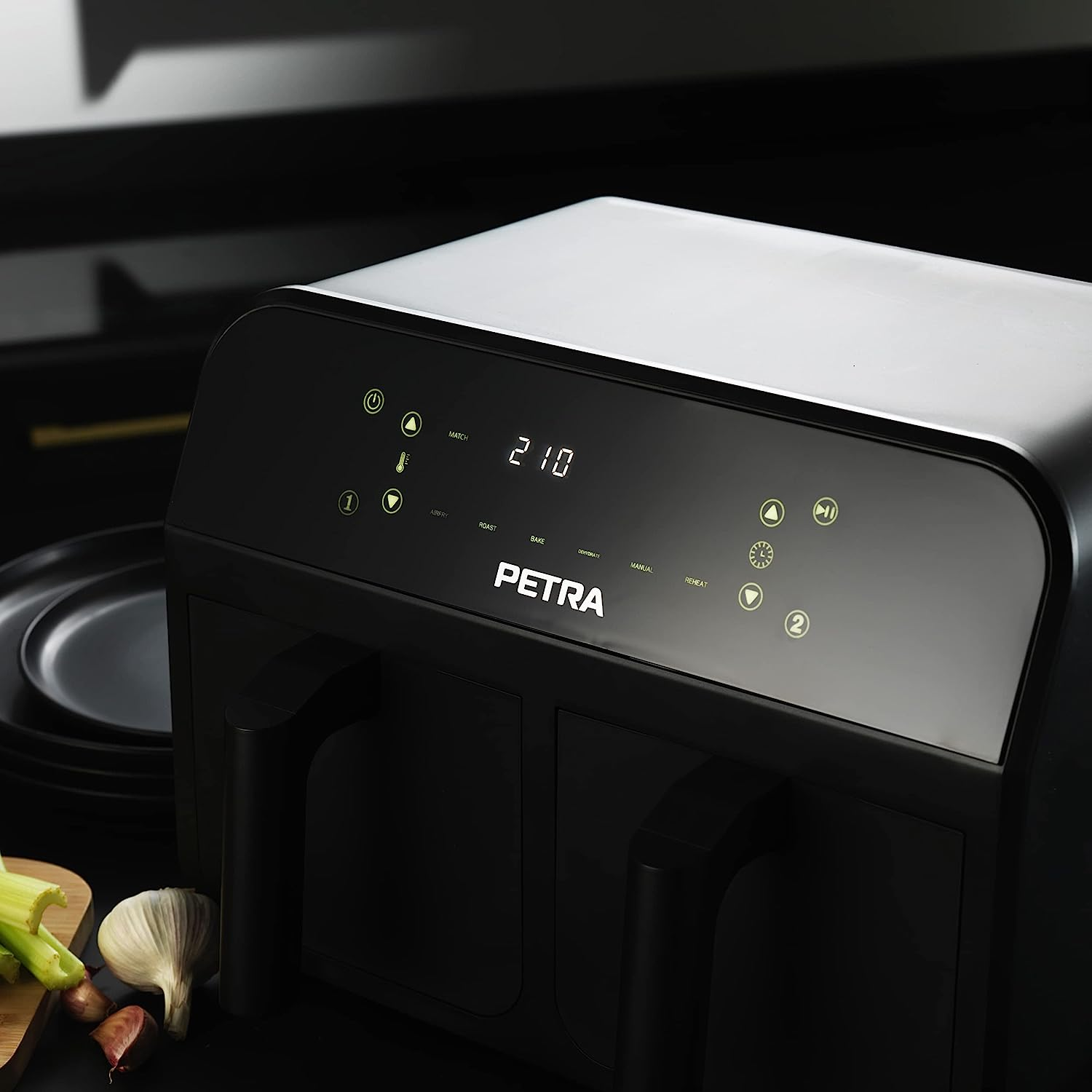 Friggitrice ad aria nera con display digitale e il marchio PETRA sul pannello frontale.
