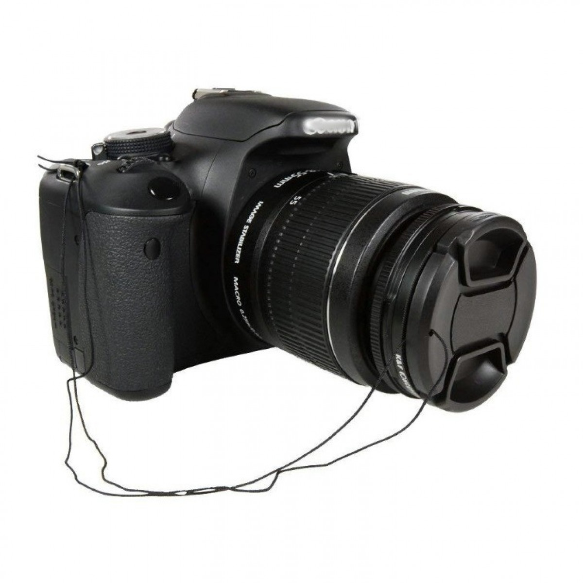Schwarze DSLR-Kamera mit Objektiv, Objektivdeckel und Kabel, vor weißem Hintergrund.