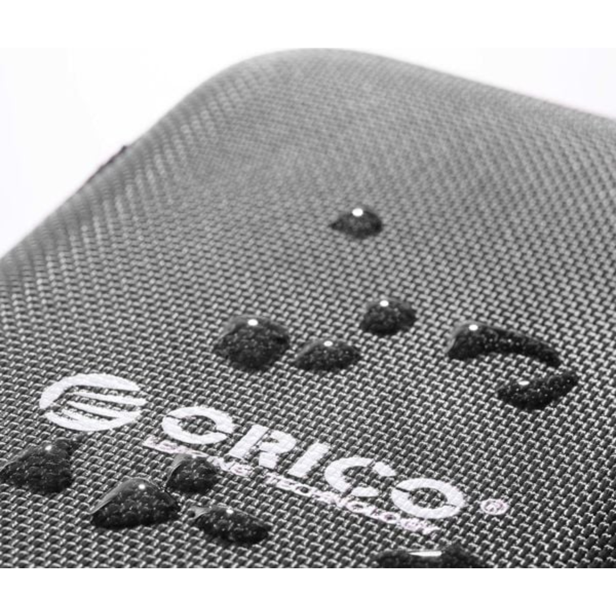 Graues, wasserdichtes Material. Wassertropfen sind auf dem Material. Das Logo 'ORICO' ist sichtbar.