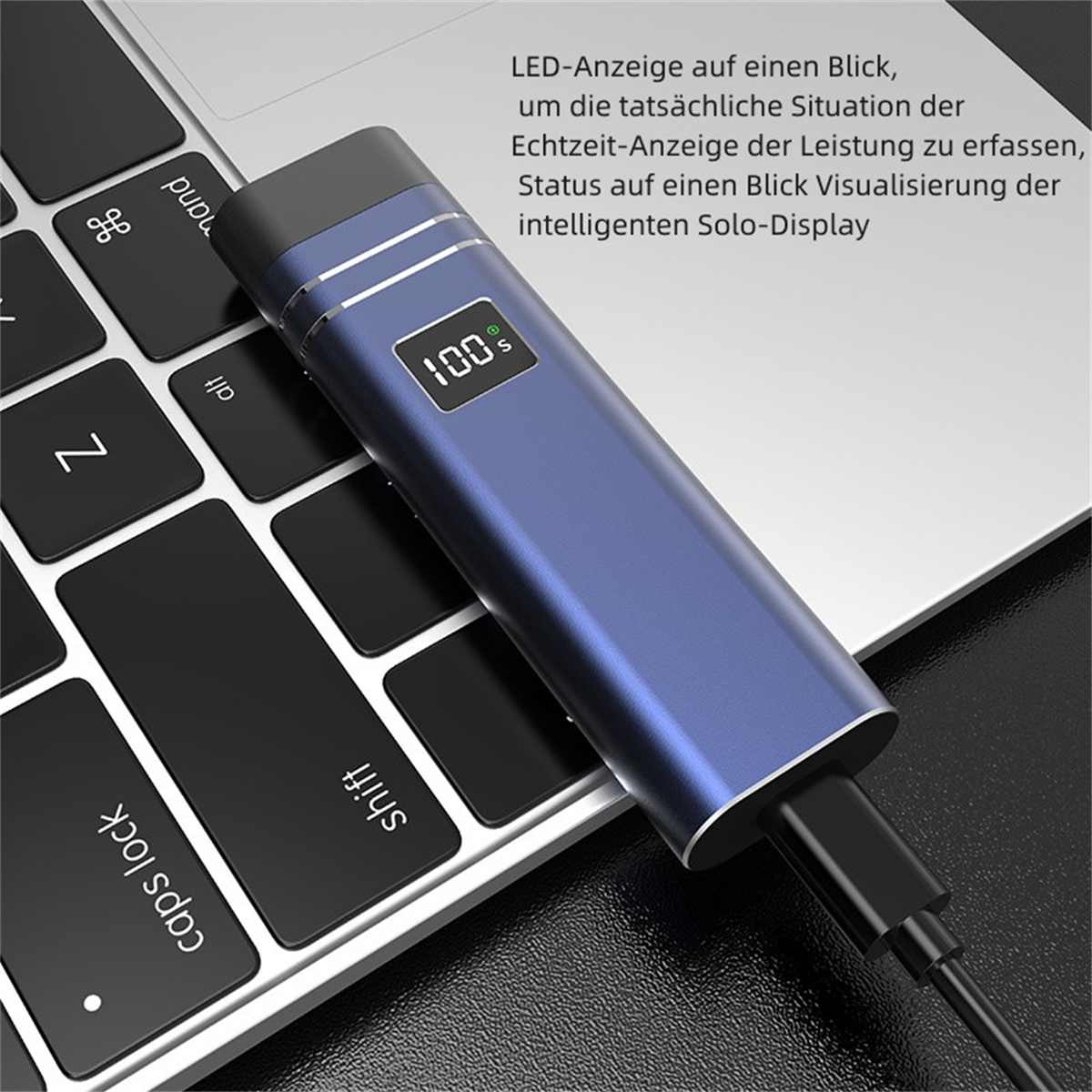 Ein blaues Ladegerät ist über ein USB-Kabel mit einem Laptop verbunden.