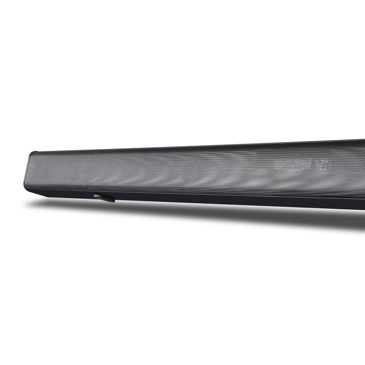 Długi, czarny soundbar, lekko pochylony w lewo, na białym tle.