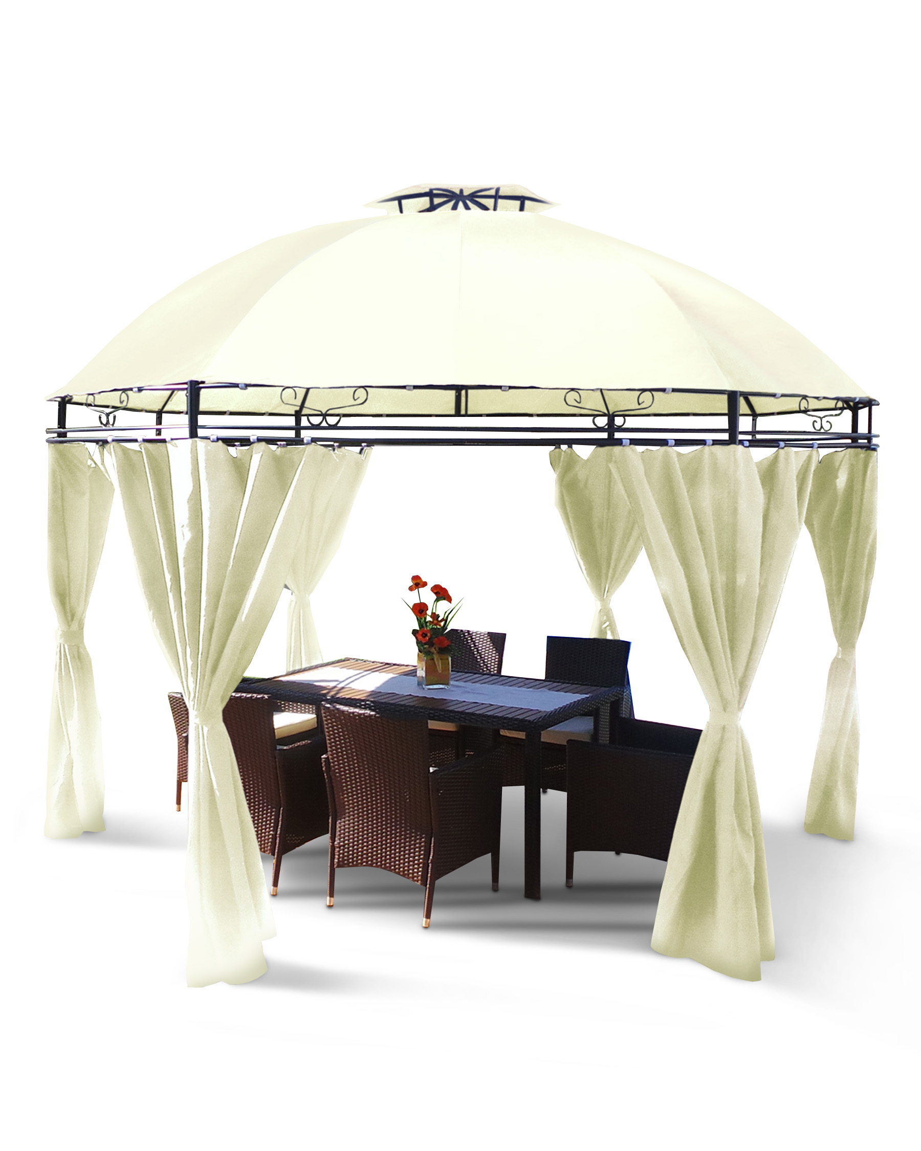 Pavillon mit cremefarbenem Dach, Vorhängen, Tisch, Stühlen und einer Blumenvase.