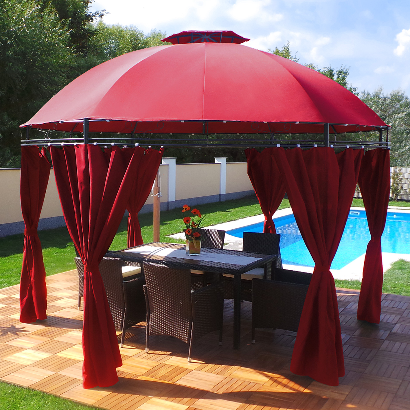 Roter Pavillon mit Vorhängen, Tisch, Stühlen und Blumen, neben einem Pool.