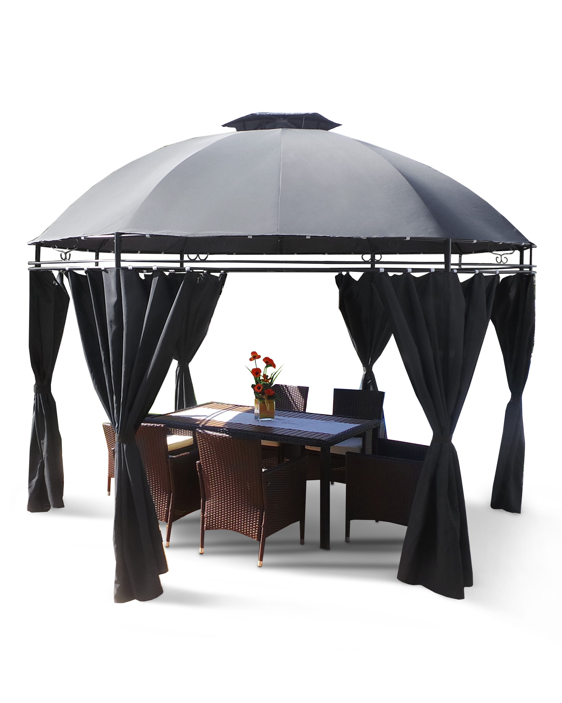 Pavillon mit schwarzen Vorhängen, Tisch mit Essgeschirr und Stühlen, unter grauem Baldachin.