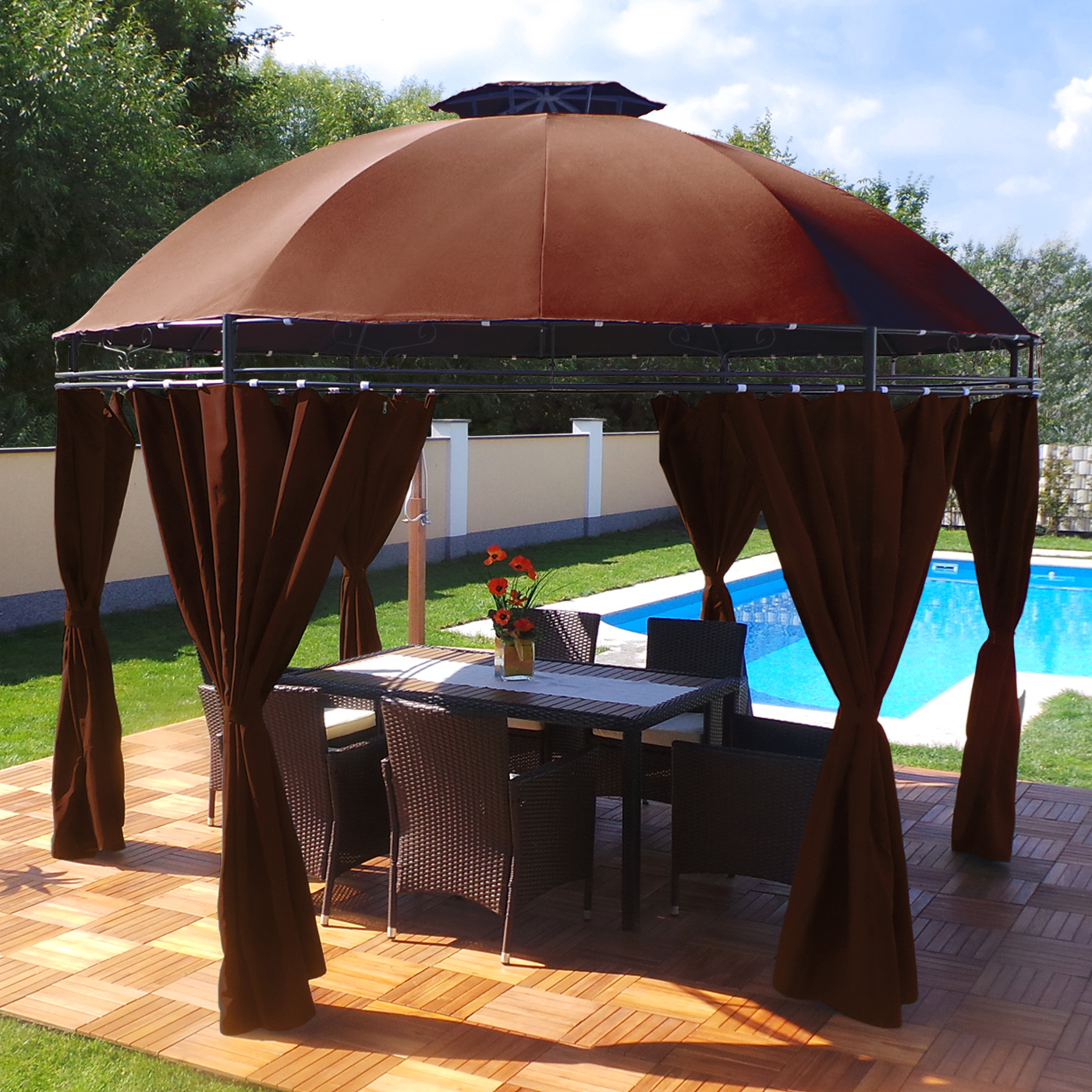 Brauner Pavillon mit Vorhängen und Tisch. Pool und Rasen im Hintergrund.