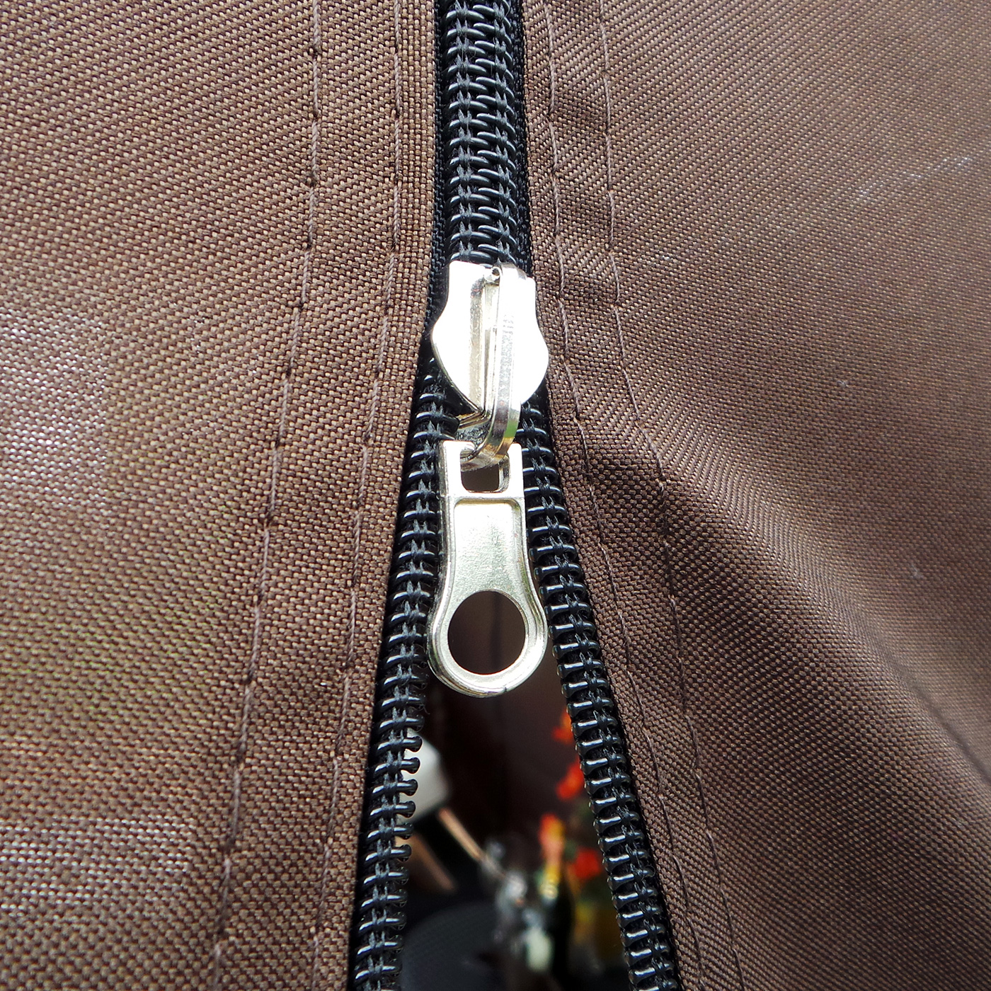 Nahaufnahme eines Reißverschlusses mit metallischem Zipper.