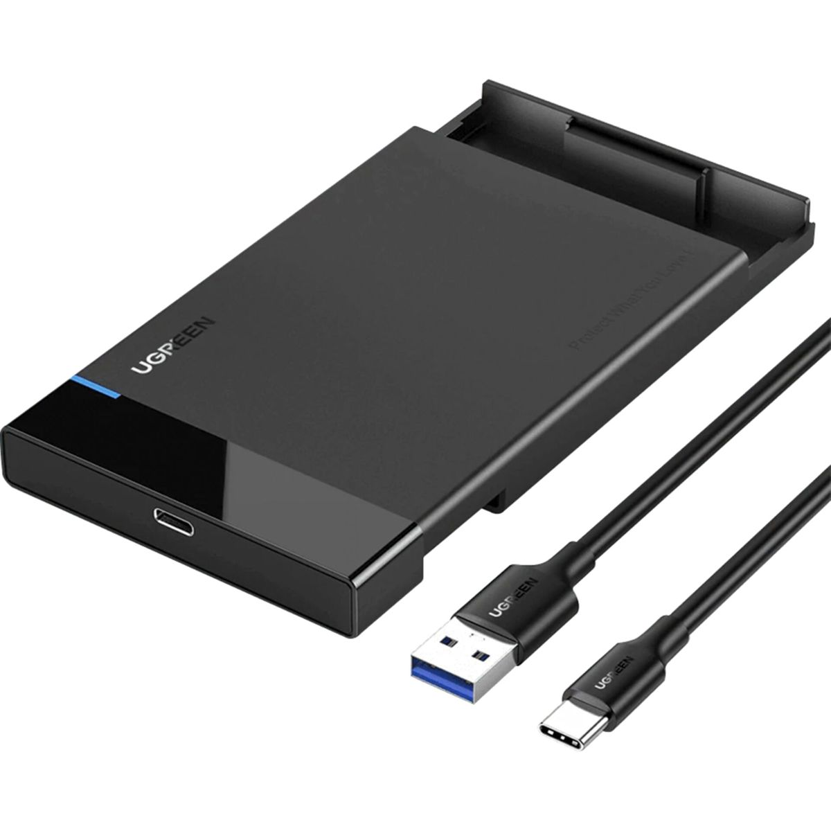 Schwarzes UGREEN externes Festplattengehäuse und zwei schwarze USB-Kabel auf weißem Hintergrund.