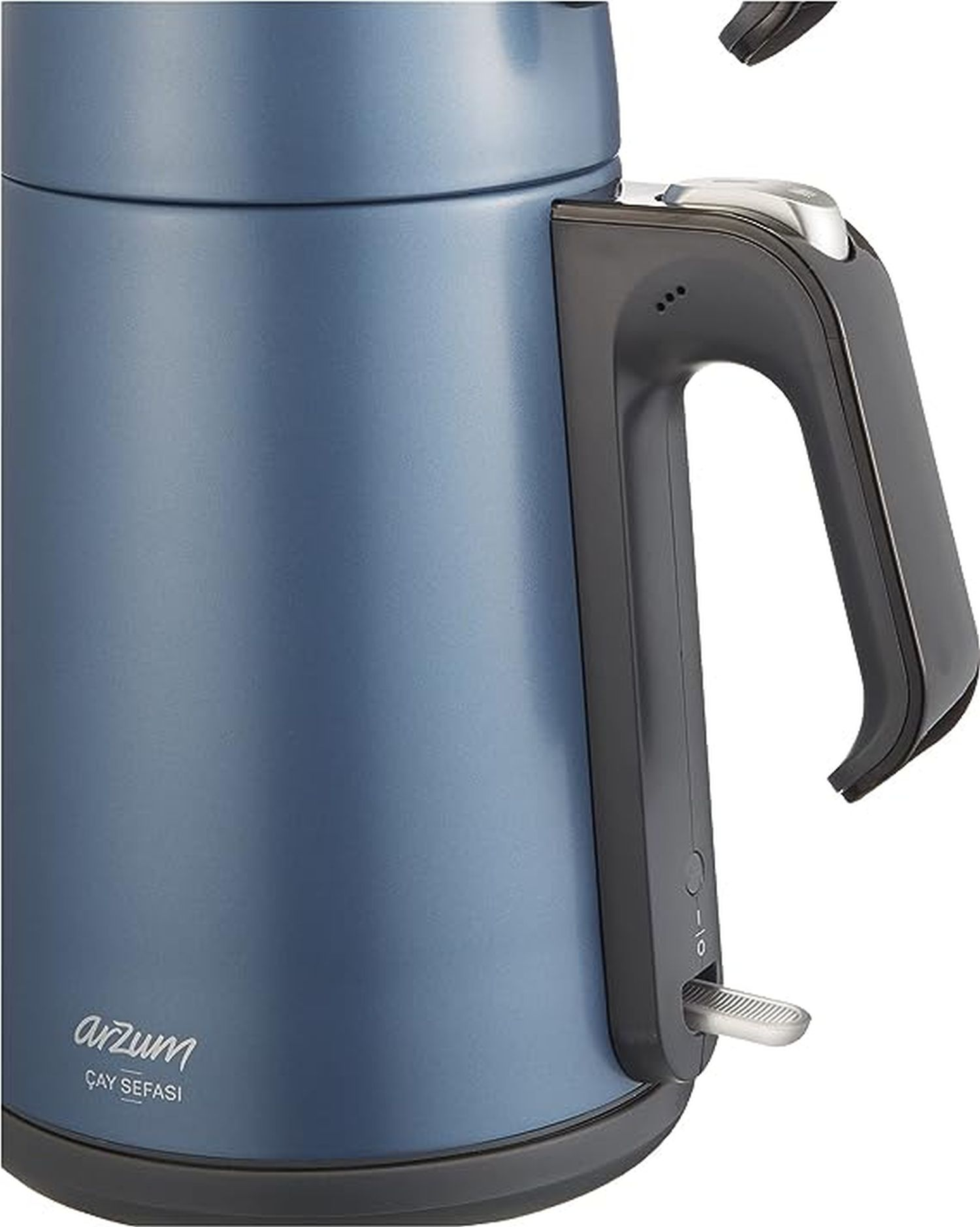 Bollitore elettrico blu metallizzato con manico nero, marchio Arzum.